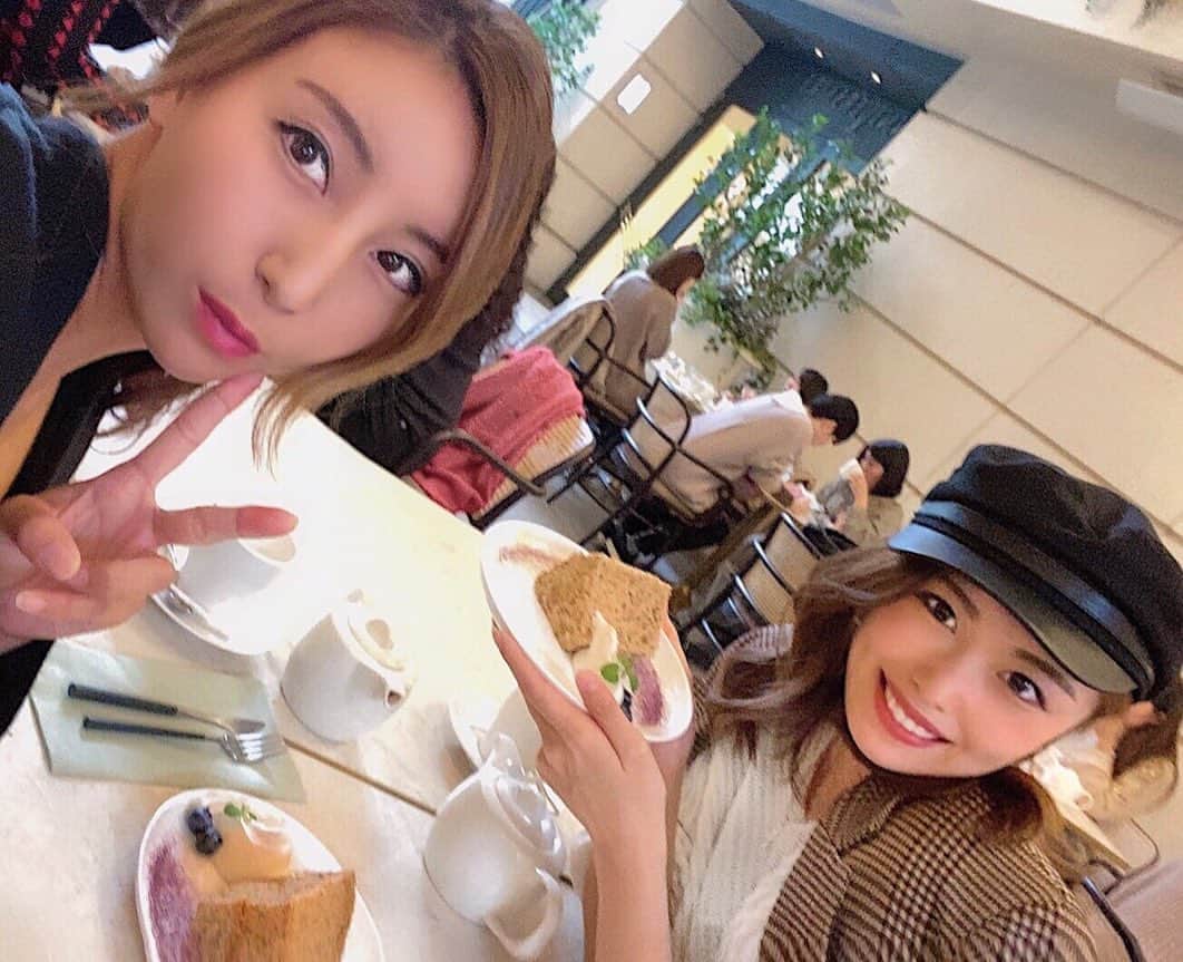 澤井玲未のインスタグラム：「. かやちゃん関東来たからcafe2件はしごして喋りまくった☕️🌿 レースクイーン、ダイビングインストラクター、モデル同期🧜🏽‍♀️💕 時間あっという間で話し足りなかった🥺ありがとう✨ . #divinginstructor#diver#cafe#racequeen#model#ダイビングインストラクター#ダイバー#ダイビングモデル#カフェ#表参道カフェ」