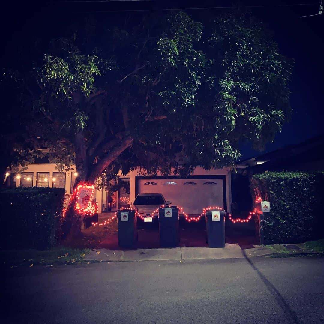 のインスタグラム：「Happy Halloween 🎃  本来ならば、我が家は綿菓子、ご近所さんはシェイブアイスやお化け屋敷など大人気のマノアハロウィンストリートが今年はとっても静か。でもどの家も「今年はコロナで会えないけれどSee You Next Year👻」のメッセージを軒先に掲げてあり、なんだか我が近所やっぱり素敵だなあと嬉しくなった。キッズの皆さん！来年会いましょう！  #hawaii #manoa #halloween」
