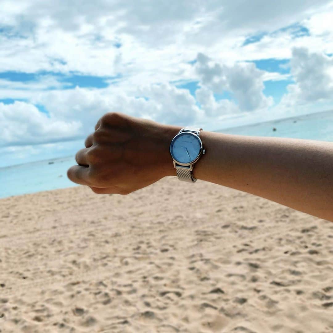 薬丸玲美さんのインスタグラム写真 - (薬丸玲美Instagram)「. 新しい時計ゲット✨ . ハワイのことばで 「幸せへの憧れ」 を意味する『Lia Kulea』というブランドの腕時計 . 腕時計をつけてビーチへ散歩🏖 . お洒落だからフォーマルもカジュアルもいけそう❤️ . ↓クーポンを使うと10%OFFになります！ 「remiyhl」 是非お揃いしましょう💕 . #Hawaii  #薬丸玲美」11月1日 18時00分 - remi_yakumaru