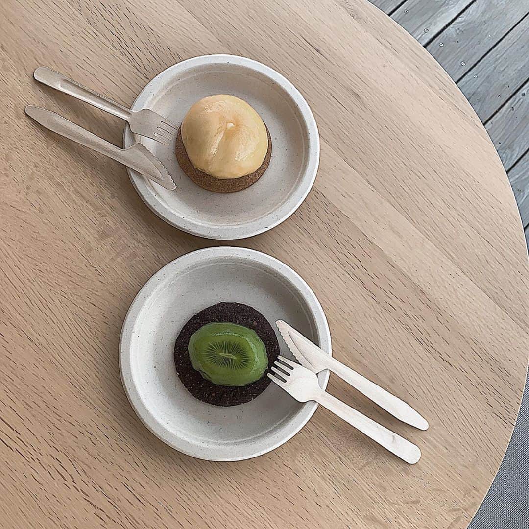 RiLiさんのインスタグラム写真 - (RiLiInstagram)「フルーツなのかケーキなのか・・・😳🍰【KININAL】⁣ .....⁣ 富山県魚津市にある魚津埋没林博物館の中にあるカフェ【KININAL（キニナル）】🥛🌿広々とした空間で名前の通りとても不思議なケーキが食べられるよ🥄⁣ ショーケースの中にはたくさんの種類のケーキがずらーり🙈✨旬の果物を使ったケーキは見た目はフルーツなのに割るとたっぷりのクリームが👀🍑 フルーツそのものが入った生搾りのジュースもあるんだって～❕⁣ かわいくてユニークな見た目のケーキやドリンクはしっかり映えちゃいそうだね💘気になった子はぜひフルーツなのかケーキなのか確かめてみてね🤭🧡⁣ ❣❣❣❣❣⁣ .⁣ ※注意※⁣ 外出の際はマスクの着用、人との距離を保つなどの感染対策を心がけ⁣ 帰宅時はしっかり手洗い・うがいを行いましょう！⁣ またご紹介した店舗の営業時間等が⁣ 変更されている場合がございます。ご注意ください。⁣ .⁣ サイトやSNSで掲載させていただくお写真募集中😘📸⁣ かわいいコーデやアイテム、注目スポットなどが撮れたら、ハッシュタグ→#rili_tokyo  を付けて投稿❗⁣ ．⁣ Special Thanks💋 Photo by⁣ @iamsakirin⁣ @shnk___.0119⁣ @yuna_nakamata⁣ @mi25knt⁣ @masakuma82⁣ @ixm_22⁣ @sktn_0313⁣ @r_017k⁣ @rii.room⁣ @____ntk29⁣ ．⁣ #秋 #KININAL#キニナル #富山カフェ #魚津埋没林博物館 #フルーツ #生搾りジュース #カフェ巡り #ベージュコーデ#ブラウンコーデ  #ワントーンコーデ #くすみカラーコーデ #シンプルコーデ  #カジュアルコーデ #ガーリーコーデ #置き画 #置き画くら部 #今日のコーデ #コーデ #コーディネート #rili_tokyo #おしゃれさんと繋がりたい #お洒落さんと繋がりたい #ファッション #패션스타그램 #ootd #outfit」11月1日 18時01分 - rili.tokyo