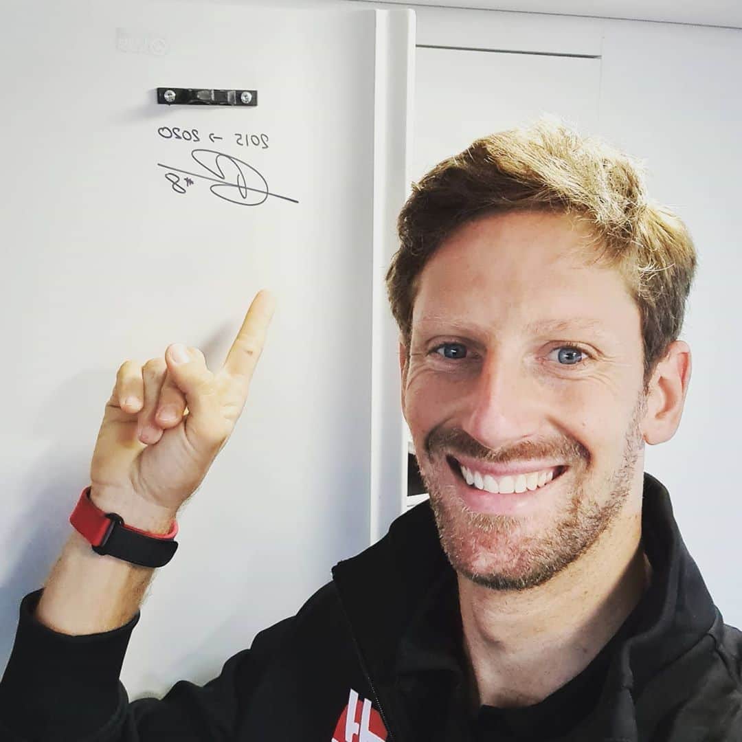 ロマン・グロージャンのインスタグラム：「Last race with the Haas motor home. Spent 5 years in my driver's room, so I felt like leaving a small souvenir for the next drivers 😁 #r8g」