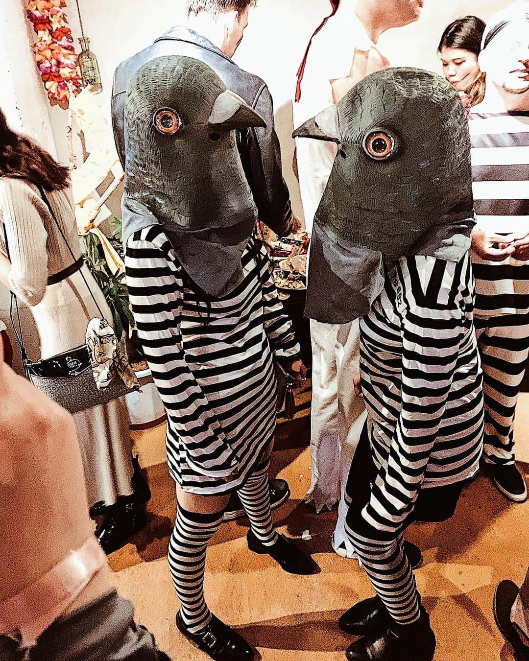 日下裕江さんのインスタグラム写真 - (日下裕江Instagram)「囚鳥🦉  シュールw  Joanneが作った コスチューム クオリティの高さに脱帽🙌  リアルw  準備する2人の裏側が 面白すぎて腹が捩れるかとおもたw  みんなの仮装もユーモアあって かなり楽しめる♪  野口英世も良かったけど🤣  個人的には 『LEON』の2人が めちゃ格好良くて好き💓  #囚鳥 #囚鳥🐦 #囚人 #シュール #クオリティ高い #クオリティ高い仮装 #halloween #ハロウィン #ハロウィン仮装 #ハロウィンコスチューム #ハロウィンコスプレ #costume #halloweencostume」11月1日 18時01分 - hiroe___h