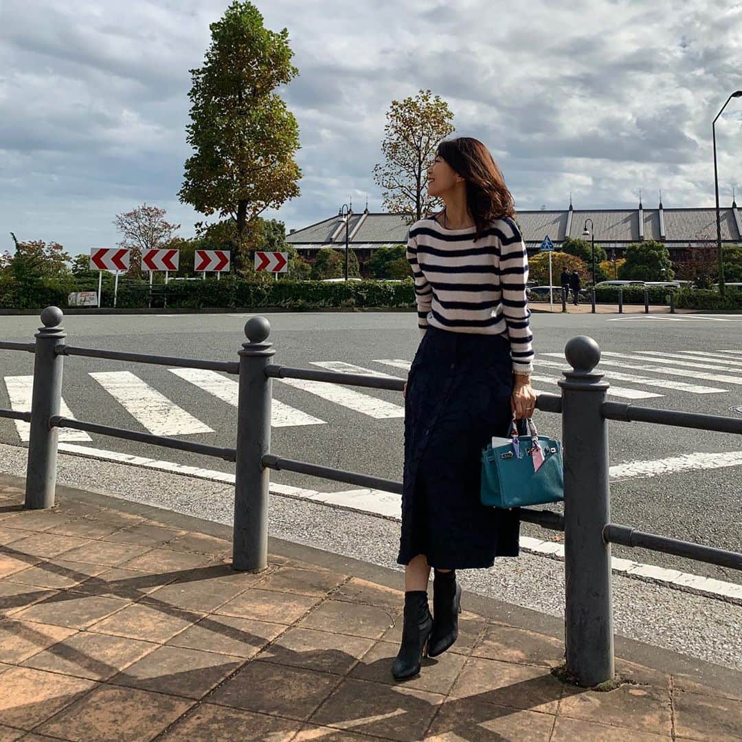 草間淑江さんのインスタグラム写真 - (草間淑江Instagram)「今日は横浜へ びゅーん💨  #草間淑江#休日#横浜#５０代ファッション#ブルー#風が気持ちいい #リフレッシュ」11月1日 18時02分 - yoshie_kusama