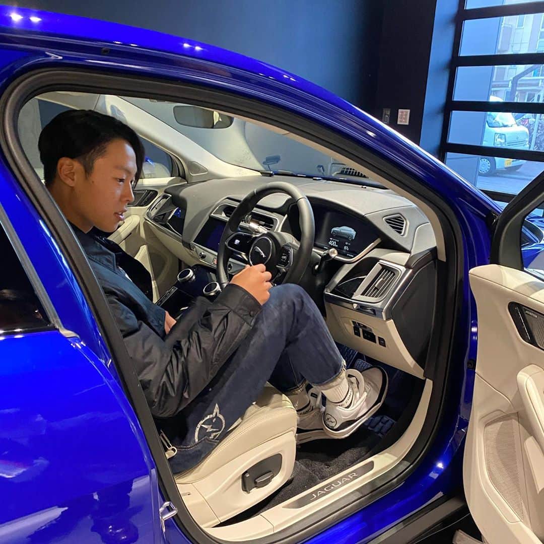 小林陵侑のインスタグラム：「🔋🆕 電気自動車、、デザイン、最高だぜ🤯 #ipace #jaguar #jaguarjapan」