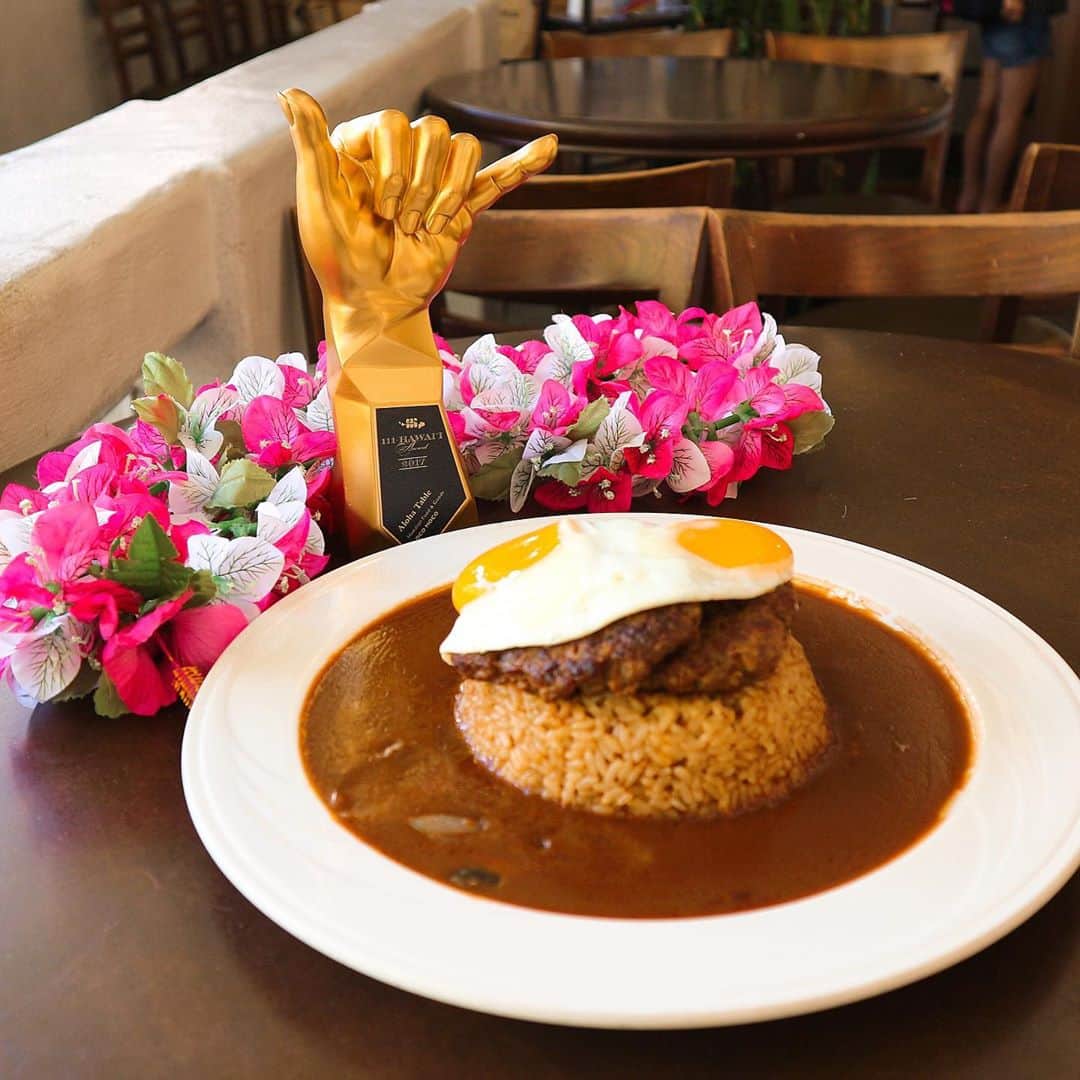 のインスタグラム：「We are very grateful for your wonderful support.  We won 1st prize in the Loco Moco category at 111 Hawaii Award🥇2020 本日、開催された【111 Hawaii Award】で見事、3年連続No.1を頂きました。 日頃ご愛好頂いている皆様、投票頂いた皆様、誠にありがとうございます。 未だハワイの店舗は一時休業中ですが、今回の受賞を励みに、また皆様にお会い出来る日まで、日々研鑽して準備してまいります🍽  #111hawaiiaward #hawaii #hawaiigourmet #waikikirestaurant #hawaiibestkitchens #hawaiifoodie #locomoco #hawaiianfood #ハワイ #ロコモコ #ハワイグルメ #ハワイアンフード #ハワイ一のロコモコ #世界一のロコモコ」