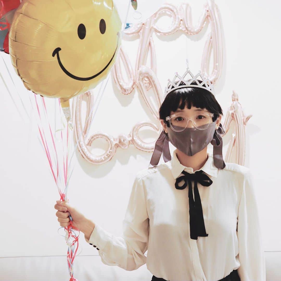 サオリリスのインスタグラム：「36ちゃい♡♡♡ #mybirthday #birthday #誕生日 お友だちがサプライズしてくれた♡ #ありがとう 娘！風船が被っとんねん！」