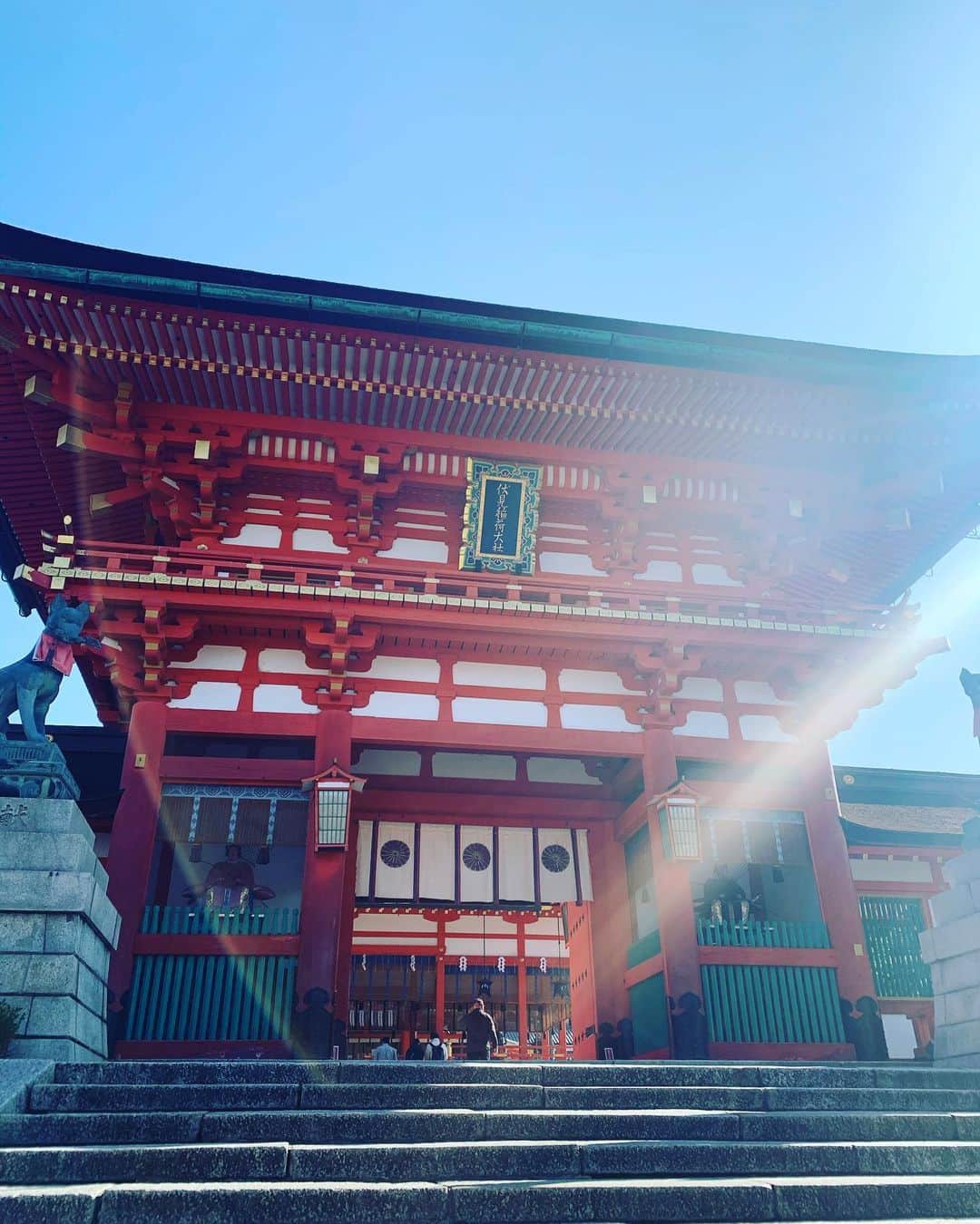 細田采花のインスタグラム：「稲荷神社に行きました！今回はあまり時間がなかったので途中までしか行けなかったけど、次は頂上まで登ってみたいです！」