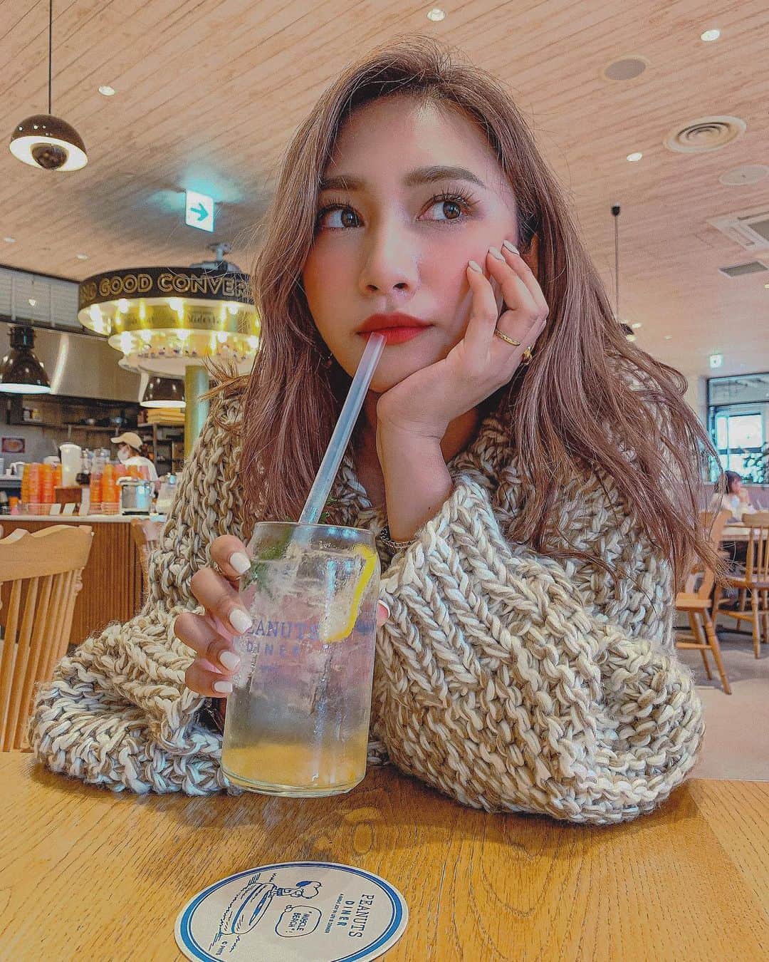 新井ニーニャのインスタグラム：「🖤  明日は撮影なので 早く寝ないと…😴 メイクさんにフルメイクしてもらえるの 楽しみ🥰💄🙏💞  #撮影 #モデル #働くママ」