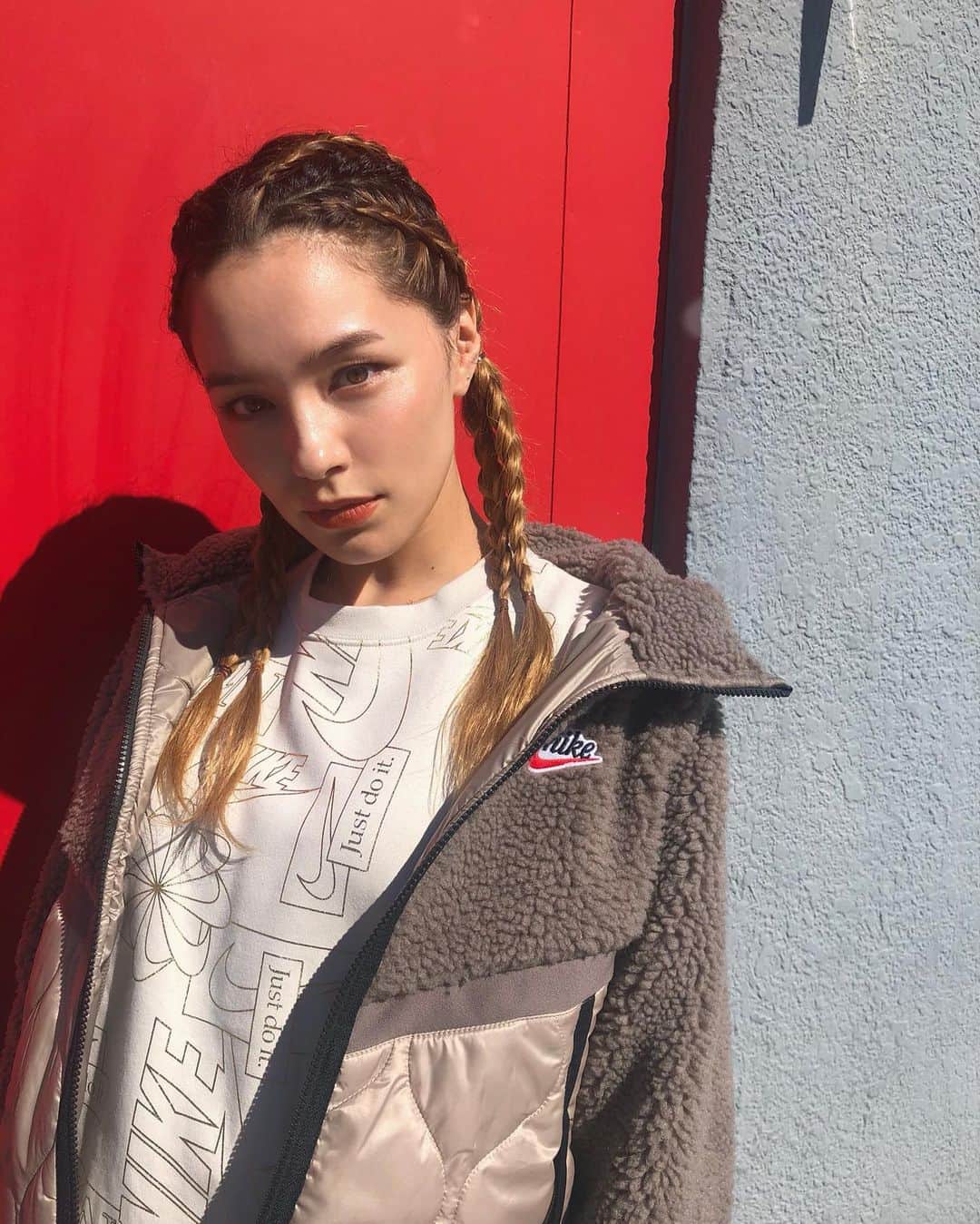 ステファニーのインスタグラム：「❤️🔥 先日の撮影オフショット。 ヘアメイクが凄く好みでした♡」