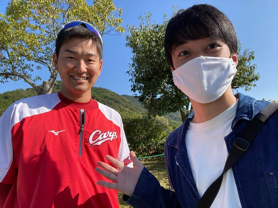 ゴッホ向井ブルーさんのインスタグラム写真 - (ゴッホ向井ブルーInstagram)「由宇、最終戦でした！！ 写真撮りすぎて由宇で電池0になりました。  #また来たんですかと毎回話しかけてくれる飯田さん #まあまあの遠目でも目が合うとわざわざ挨拶してくれる桒原さん #マウンドに向かう高橋昂也投手 #ベンチにもどりグータッチ昂也さん #赤松コーチとみなさん #中村奨成選手裏 #中村奨成選手表 #ダッシュベンチ帰り中神選手 #打撃練習こくぼさん #打撃練習にらさわさん」11月1日 18時20分 - goghmukai