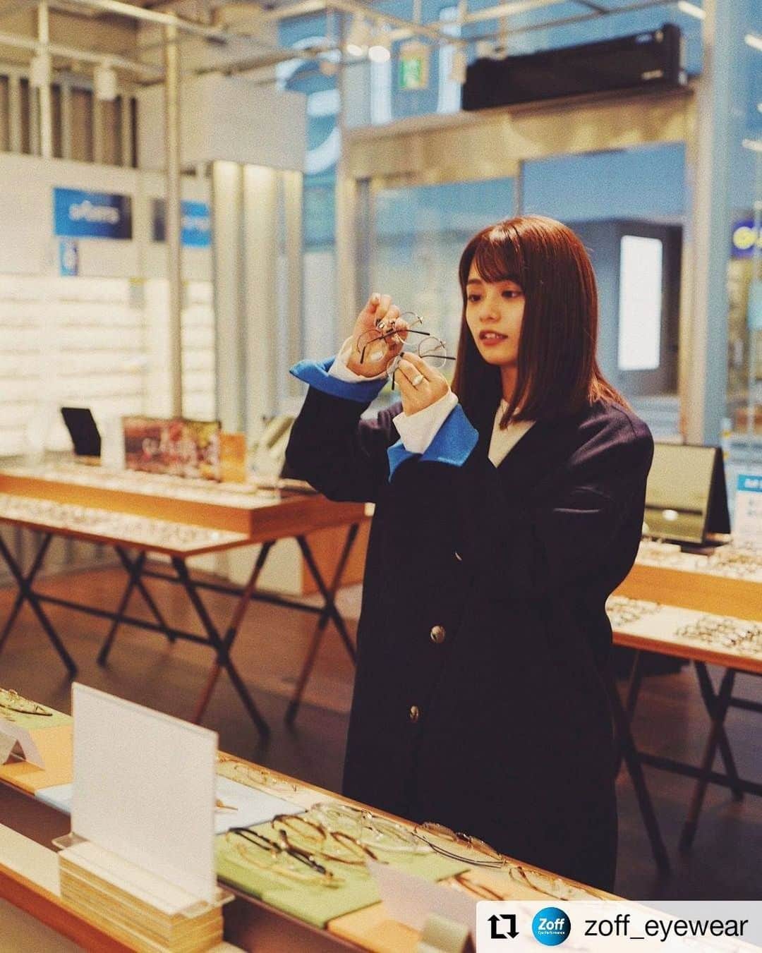 足立佳奈のインスタグラム：「Zoff Rock monthly artistに選んでいただきました！！  11月中は、 Zoffのグランド東京渋谷店にて、 店内のBGMがなんと！ 私の音楽になるようで！🥰 ポスターの展開もあるので！ ぜひー！みんな行ってみてね！！  #Repost @zoff_eyewear • • • • • • Veats Shibuya / Zoff  Zoff Rock Monthly アーティスト 2020/11は「 #足立佳奈 ( @kana1014lm )」さん！ グランド東京渋谷店に遊びに来た様子を公開📸当店舗のBGMも1か月間足立佳奈さんのプレイリストに🎸  さらに、こちらの投稿にいいね！と当アカウントのフォローで足立佳奈さんのサイン入りのメガネケースを3名様にプレゼント🎁🎁  グランド東京渋谷店にもサイン入りポスターが掲示されているのでぜひチェックを❣  🎤足立佳奈🎤 岐阜県海津市出身のシンガーソングライター。 2014年、LINE×SONY MUSICオーディションで12万5094人の中からグランプリを獲得し、2017年8月メジャーデビュー。Twitter・Instagram・TikTokなどのSNSフォロワーが計130万を超えるなど若者から幅広い支持を得ている。 2020年8月30日、自身のデビュー日に自身初となる配信ワンマンライブ「3rd Anniversary Streaming Live " with Love "」を行い、翌日8月31日には配信シングル「朝になったら削除します」をリリース。今勢いに乗る女性シンガーソングライター。  AWAプレイリストはこちらから→https://t.co/Vh4iZTybUy?amp=1  📸: @kent.0925   #足立佳奈 #あだちふく #Zoff #グランド東京渋谷 #渋谷 #SHIBUYA #メガネ #fashion #eyewear #eyewearfashion #eyewearstyle #womensfashion #womenstyle #fashiongram #fashionstyle #music #音楽好き #音楽好きな人と繋がりたい #音楽好きと繋がりたい #ゾフロマンティックレディ」