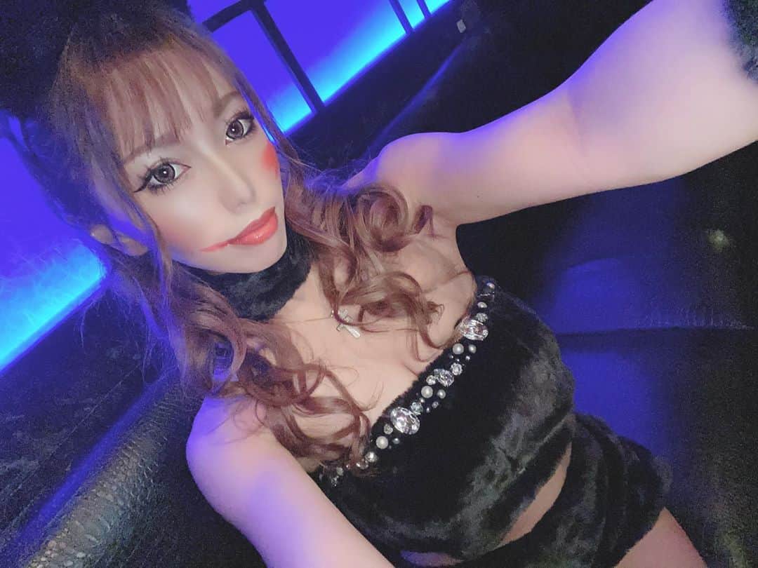 あゆかのインスタグラム：「本日おやすみ⭐ ハロウィンコスプレ二日間お疲れ様でした😉 次はワイの誕生日だねw まったく自信ないけど オリシャン作ったから誰か頼みますwww  .  #千葉キャバクラ#千葉富士見キャバ嬢#千葉富士見町キャバ嬢#千葉富士見キャバクラ#arドレス#ジュエルズドレス#コロナに負けるな#コロナに負けるな日本#オンラインキャバクラ#ファッション好きな人と繋がりたい#ヘアメイク#お家スタイル#息してる？#followｍe4 #follow4like#followtrain」