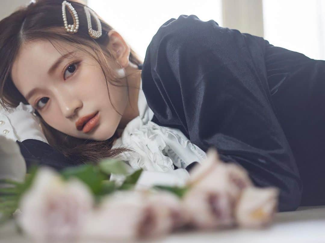 南りほのインスタグラム：「南りほ、本日11月1日で25歳になりました🖤 24歳もあっとゆうまに過ぎ去っていって、、色んな事があったけど、周りの方のサポートで新しい挑戦だらけでやり残した事もなく無事25歳を迎える事ができました🥺 お誕生日前に、私が夢だった一つの新しいお仕事も決まったのでめちゃくちゃ幸せな気持ちです😢💓 まだ言えないけど楽しみに待っててね🤍 いつも応援してくださるファンの皆様ありがとうございます🥰 世界一幸せな日だよ〜🥳 しばらく誕生日投稿続くけど見てね🤎 #mybirthday」