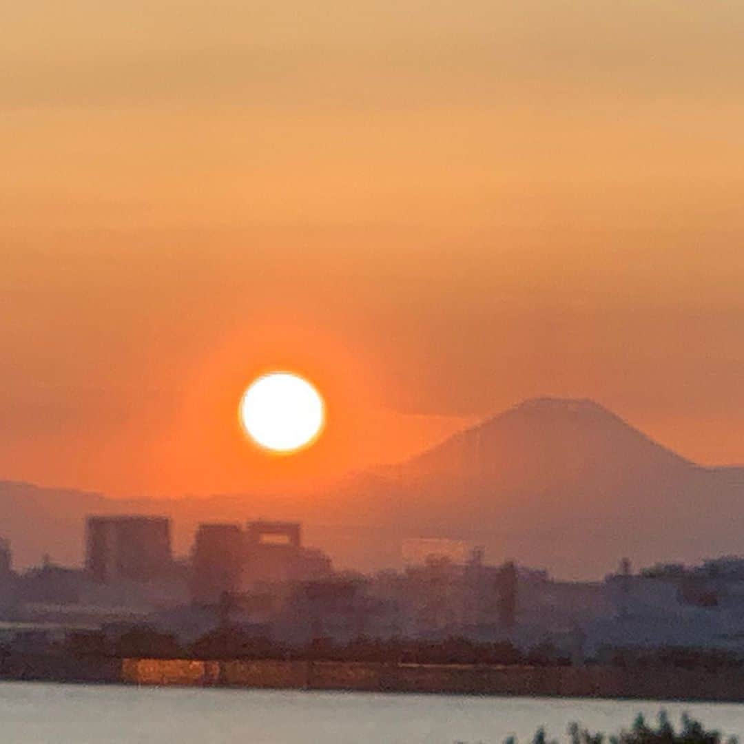 宇徳敬子のインスタグラム：「今宵もお月様見上げて🌕 同じ空の下でみんな繋がり合って #ブルームーン に恋をして💙 #月光浴して…お財布フリフリしてすべての豊かさを受け入れて みんなでワクワク💞 #ハッピーポイントアップ 💕🥰💕楽しい時間を #ハッピーシェア 💓 #パワーチャージ 💖  昨日の昼間は自然に触れて💚 #深呼吸 して #地球 🌏のリズムを感じて #裸足 で#グランディング  #Grounding  #グラウディング 🌳🍁🍃🍂 #オープンカフェ で #ランチ #greensmoothie  #グラタン #サンドウィッチ  #サンセット 目に焼き付け😳パシャリ👌バッチリ👍 #fujisan #富士山 🗻 🎃 ❤️幸せのお裾分けでございまする🥰  夜は #カフェ から #ツイキャス #生配信　 #ハロウィン #happyhalloween #cacao 💝 #autumn #sale #満月　  🍄　https://ukstore.shop-pro.jp/ 🛍  11月スタートして 健やか幸せを豊かに 過ごしましょうね💝  #ありがとうございました #宇徳敬子 @utoku_keiko」