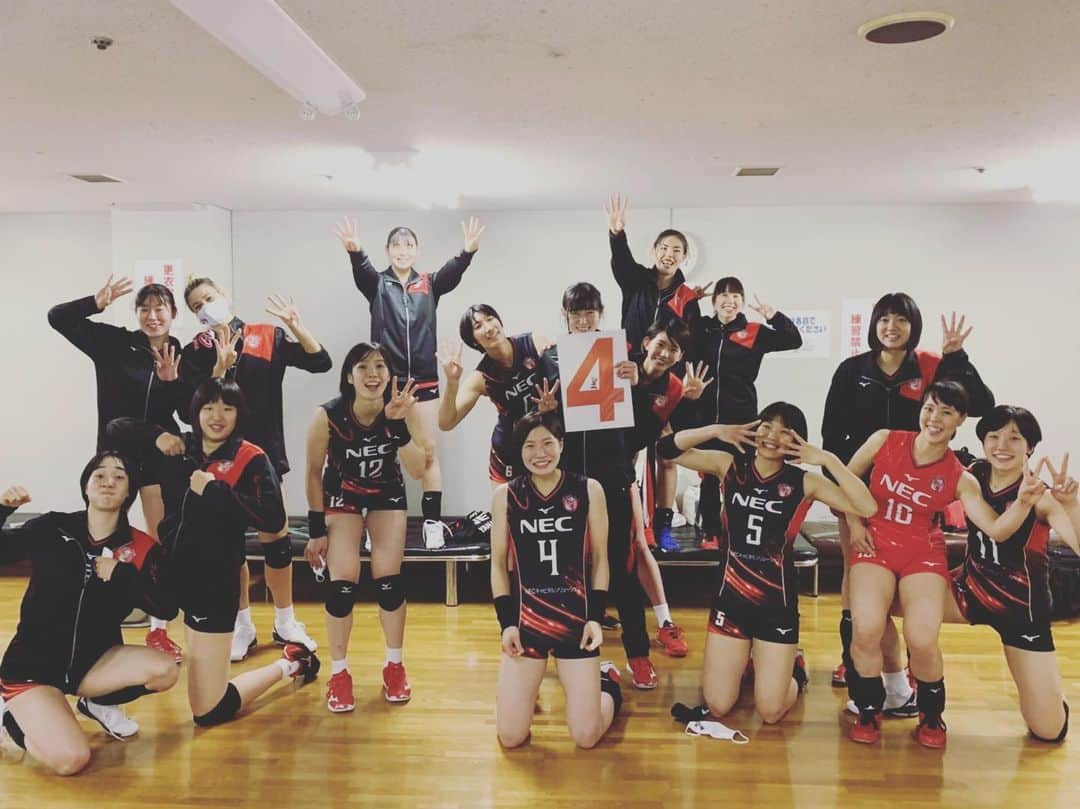 島村春世さんのインスタグラム写真 - (島村春世Instagram)「総力戦でとった4勝目！！！ たくさんの応援 ありがとうございました♪ 課題はたくさんあったけど良い場面でそれぞれが良い仕事してくれたからこその勝利だったと思います！！  みんなありがとう✨✨✨  来週の試合に向けてしっかり課題と向き合ってまた成長した姿を見せれるように頑張ります！ 京都大会では初のリモートマッチです。 引き続きの応援よろしくお願いします！  #necレッドロケッツ  #赤ロケ #Vリーグ #4勝目 #今日のセンターは #柳田光綺  ライ」11月1日 18時29分 - nrr1_john