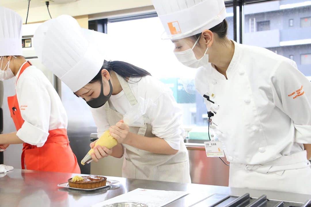 神戸製菓専門学校（公式）さんのインスタグラム写真 - (神戸製菓専門学校（公式）Instagram)「🌈オープンキャンパス🌈 製菓本科2年の森本です😳 カフェ巡りが大好きです☕️  今日のオープンキャンパスはいかがでしたか？ 食欲の秋❗️ということで私も大好きなさつまいもを使ったタルトでしたね✨😍  スイートポテトのクリームのシェル絞りがみなさんとても上手でした👏  家でもアレンジなどしてぜひやってみてください😤  またぜひオープンキャンパスに来てお話をたくさんしましょう😆  #神戸製菓　#神戸製菓専門学校　#神戸製菓専門学校oc #スイートポテト　#キャラメルスイートポテトタルト　#キャラメル　#おいもスイーツ　#芋スイーツ #🍠　#タルト　#おいものタルト #パティシェ　#製菓　#専門学校　#スイーツ　#スイートポテトタルト　#手作り #お菓子作り　#お菓子作り好きな人と繋がりたい #instagood #instasweet #秋スイーツ　#秋　#神戸スイーツ　#神戸　#三宮　#三ノ宮　#pattistagram2020」11月1日 18時30分 - kobeseika_info