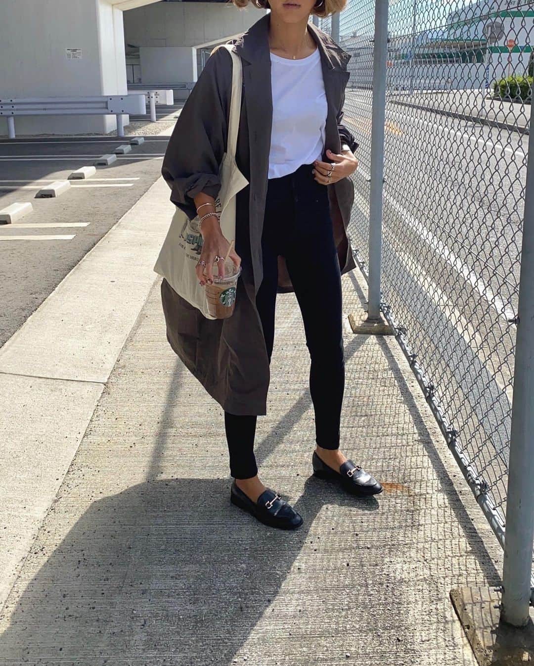 DHOLIC SNAPのインスタグラム：「@12anna23さんの#dholicsnap⁠ 　⁠ OUTER：@dholic_official⁠ 　⁠ 【STYLE】⁠ #simplymood⁠ #ラグランシングルトレンチコート⁠ 全4色￥6,633(税込)⁠ 　⁠ みなさんもぜひ#dholicsnap をつけて⁠ コーディネートを投稿してください📸💕⁠ 　⁠ ※上記以外のご着用アイテムにつきましては品切れ商品、または、私物となります。⁠ 　⁠ #DHOLIC#dholicism#fashion#ootd#outer⁠ #プチプラコーデ#今日のコーデ#今日の服⁠ #トレンチコート#コート#モノトーンコーデ⁠ #休日コーデ#シンプルカジュアル#オトナコーデ」