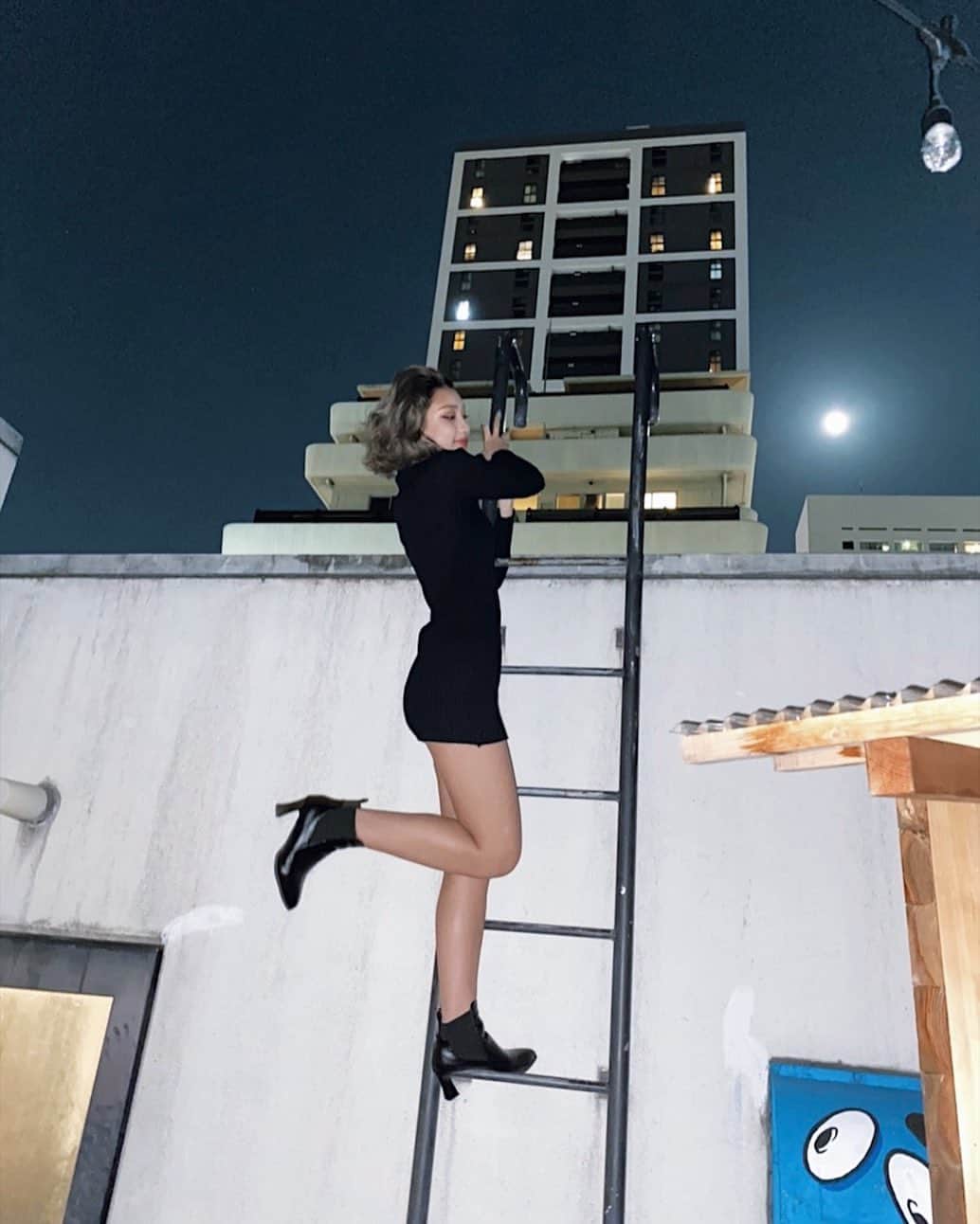 えまぽち(穂波エマ)のインスタグラム：「ホテルの庭的な所のハシゴさん 急にカメラ向けられてとっさに出たポーズがこれｼﾞﾜﾙ」