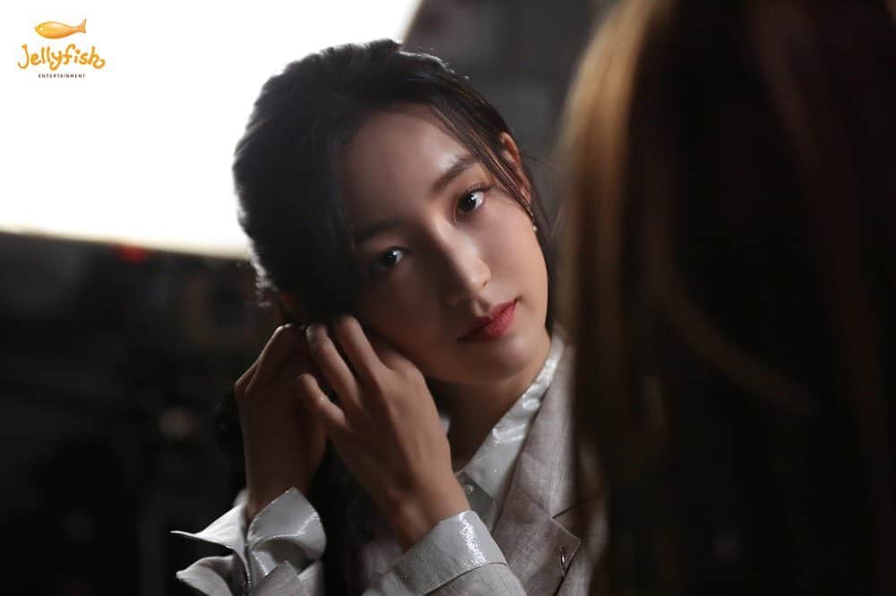 gugudanのインスタグラム：「. [NOTICE] EP.2) 두 얼굴의 여자, 안지영 . 오늘 저녁 7시 마지막 방송❗ 반전 매력 뿜뿜하는 하나의 드라마🎥  '마이 퍽킹 로맨스' 촬영 현장 비하인드❤ 지금 젤리피쉬 포스트에서 만나보세요💕 . EP.2) Two-faced woman, Jiyoung Ahn . The last episode on air at 7pm today❗ Full of unexpected charms, HAHA’s drama🎥  ‘My Fuxxxxx Romance' Shooting site behind the scene❤ Check it out now on Jellyfish Post💕 . ▶ http://naver.me/5zHEyvaH . #구구단 #gugudan #하나 #HANA #마이퍽킹로맨스 #안지영 #MyFuxxxxxRomance #JiyoungAhn」