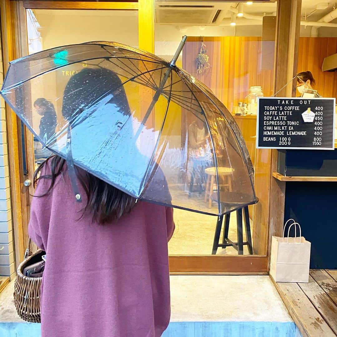 石川理咲子さんのインスタグラム写真 - (石川理咲子Instagram)「#traditionalweatherwear #トラディショナルウェザーウェア #ビニール傘 @traditionalweatherwear  お洒落なビニール傘にやっと出会えた🥺 ブラウン×持ち手がバンブーなところに一目惚れ。 雨の日でもお気に入りの傘があると 気分も明るくなります🌈」11月1日 18時47分 - rsk_0315