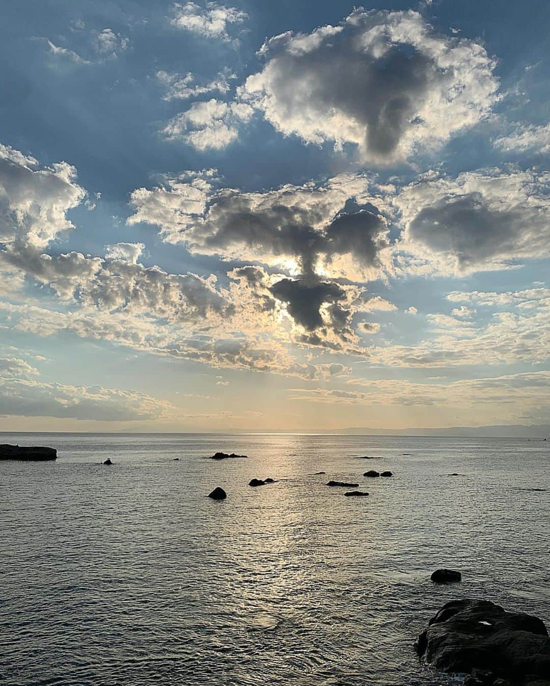 前山奈津巴さんのインスタグラム写真 - (前山奈津巴Instagram)「. . 部屋から見える海は、 時間によって色んな顔を見せてくれたよ🤫🌴💭 . ２人してキレイだね〜って 写真をパシャパシャしまくってました🤳笑 . はぁ。戻りたい。。。♡ . それにしても、夜のお外が最高に気持ち良くって、食べて飲んで食べて食べまくってやりました。ばんざい✌🏻 . まさに夢の国でした🧚🏻‍♂️へへっ . #葉山ファニーハウス #HAYAMAFunnyhouse #funnyhouse #バケーション #葉山旅行 #旅 #葉山 #ヴィラ #seaside #travel #traveling #vacation #instatravel」11月1日 18時52分 - natsuha_maeyama