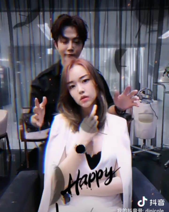 Nicole Chenのインスタグラム：「Amazing @nicolechen.tv Love my hairstylist @leekeida if you want a new change! Go to him! Amazing ! #hairstyletransformation #hairstylesingapore #singaporehairstyle #sghairsalon #sghairstylist #sghair #sghaircut #newhair2020 #asianhair #asiawomen #asianwoman #nicolechen」