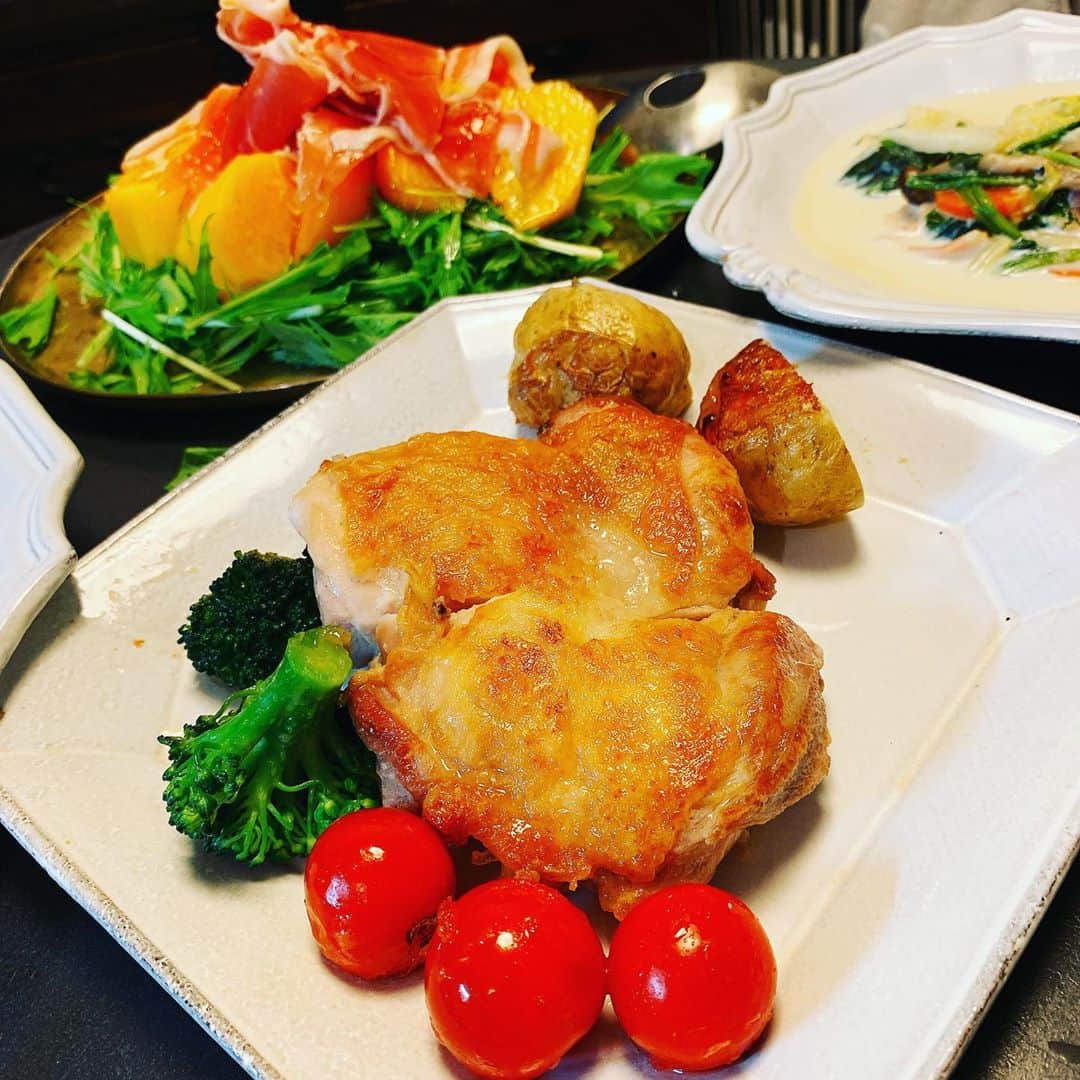 のインスタグラム：「今日のチャラヒゲごはんはチキンステーキとほうれん草のミルクスープ、柿と生ハムのサラダでした！ #cooking #cookingathome #chickensteak #チキンステーキ　#ミルクスープ　#柿と生ハムのサラダ　#手作り料理　#チャラヒゲ」