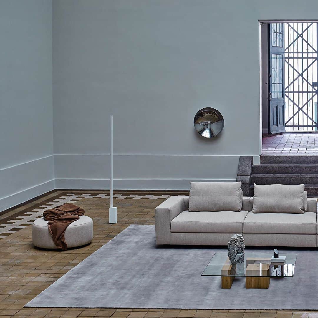 eilersenのインスタグラム：「"Imagine one long chaise longue set across" begins Jens Juul Eilersen and elaborates: "In a floater, one must be able to float in the truest sense. It must be round, sturdy and soft - and it must be long. There must be an ocean of space for sprawling and sitting, especially when you are a huge family. Great Pampas does it all and has it all."⁠⠀ •⁠⠀ •⁠⠀ •⁠⠀ #eilersen #eilersenfurniture #myeilersen #greatpampas #interiordesign #homedecor #sofa #danishdesign #inredning #finahem #interiorlovers #interiordesign #modernliving #minimalism #nordiskehjem #nordicinspiration #nordicliving #craftsmanship #luxurylifestyle #boligindretning #designinterior #livingroominspo #boliginspiration #softminimalism #hemindredning #schönerwohnen #nordicminimalism」