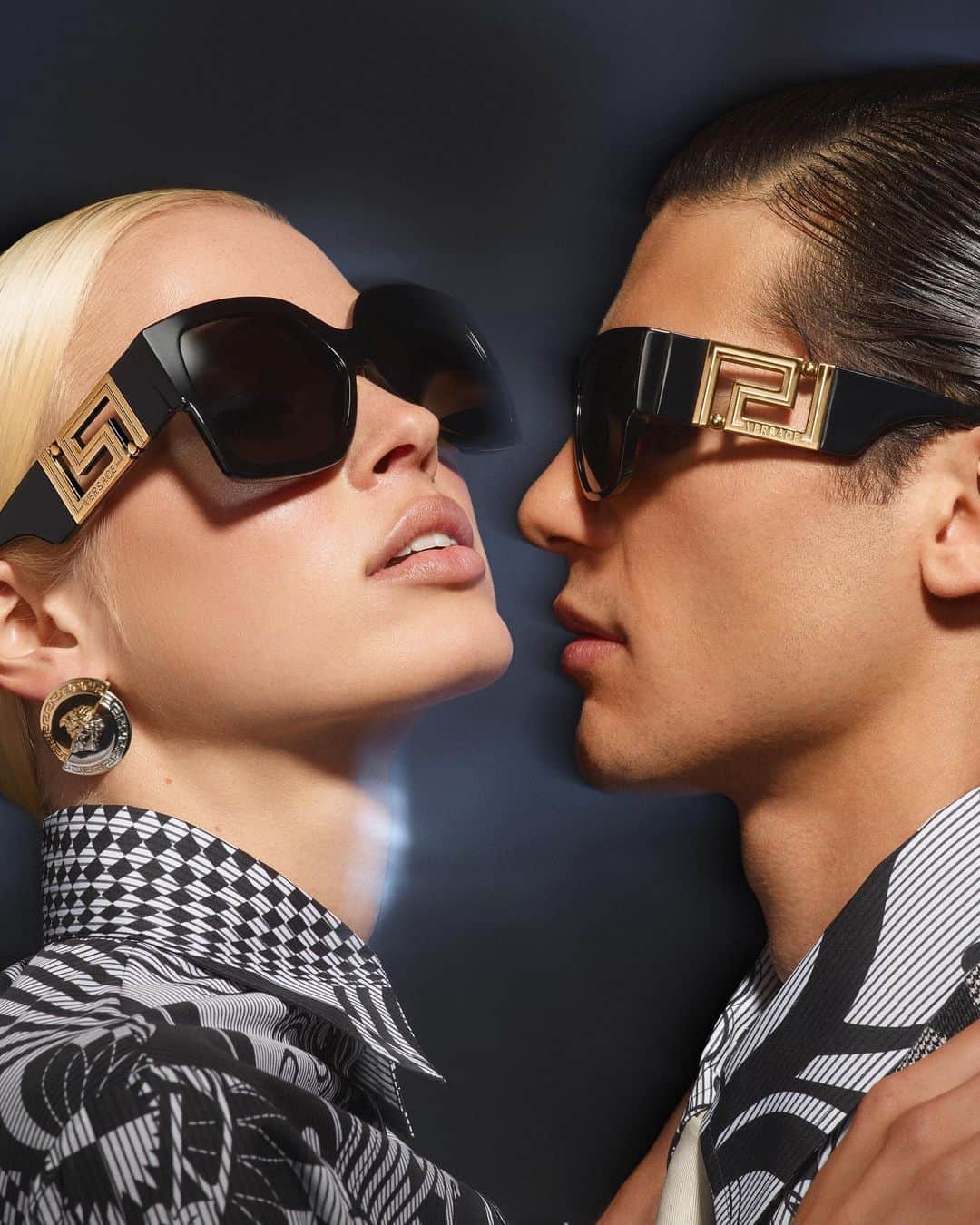 ジャンニヴェルサーチさんのインスタグラム写真 - (ジャンニヴェルサーチInstagram)「A new vision - view the latest #VersaceEyewear campaign through the link in bio.」11月2日 5時48分 - versace