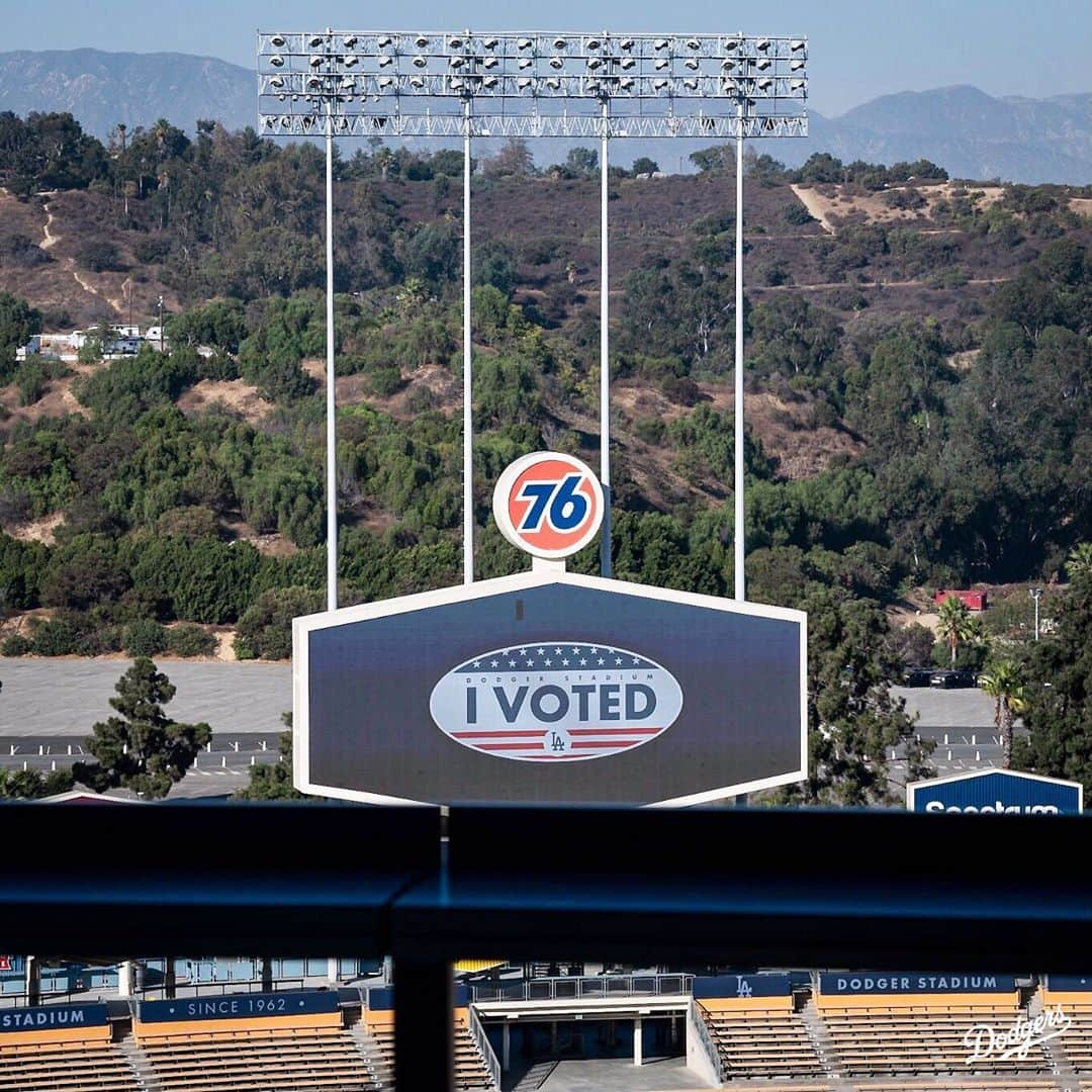 Los Angeles Dodgersさんのインスタグラム写真 - (Los Angeles DodgersInstagram)「Haven’t voted yet? Dodger Stadium is open for early voting! Vote in person or drop your ballots off, open through Tuesday. For more information, visit Dodgers.com/vote.」11月2日 4時22分 - dodgers