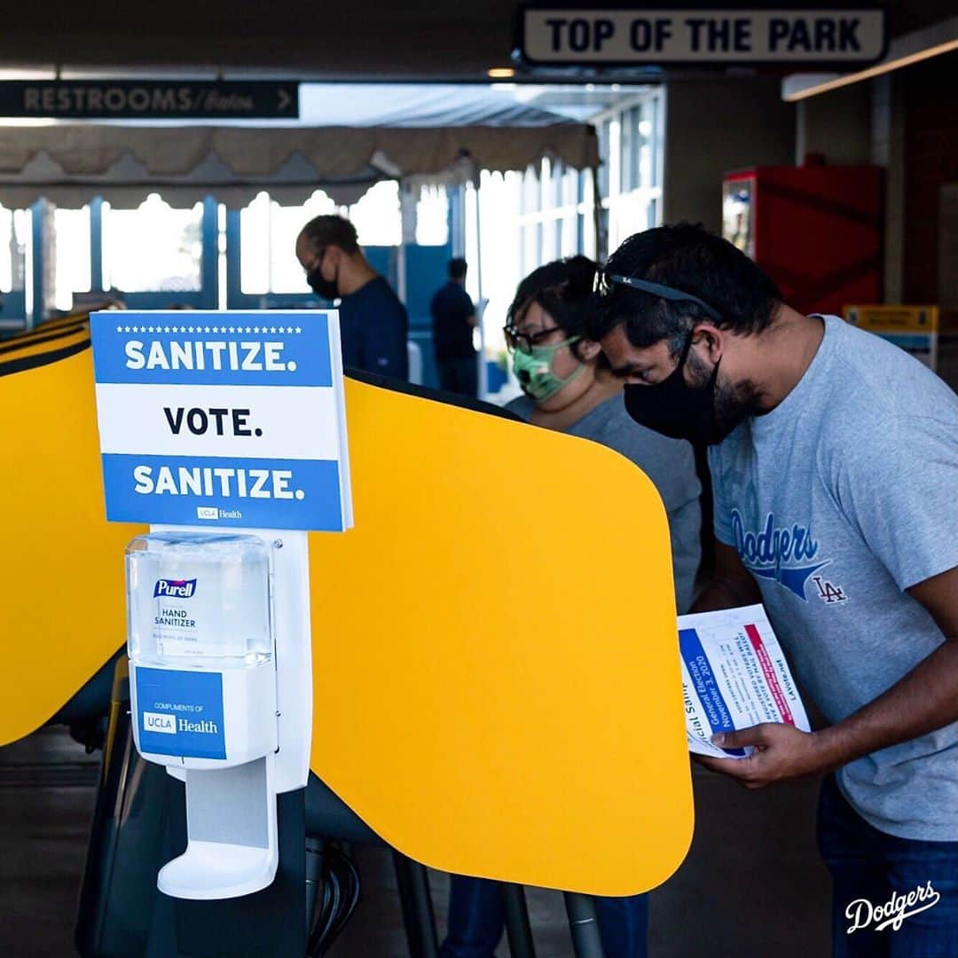 Los Angeles Dodgersさんのインスタグラム写真 - (Los Angeles DodgersInstagram)「Haven’t voted yet? Dodger Stadium is open for early voting! Vote in person or drop your ballots off, open through Tuesday. For more information, visit Dodgers.com/vote.」11月2日 4時22分 - dodgers