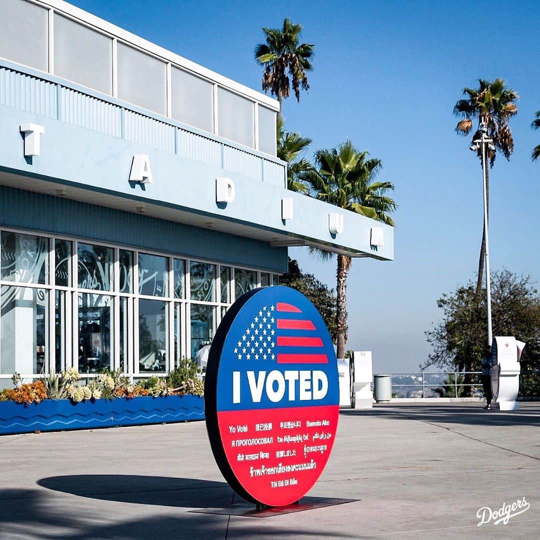 Los Angeles Dodgersさんのインスタグラム写真 - (Los Angeles DodgersInstagram)「Haven’t voted yet? Dodger Stadium is open for early voting! Vote in person or drop your ballots off, open through Tuesday. For more information, visit Dodgers.com/vote.」11月2日 4時22分 - dodgers