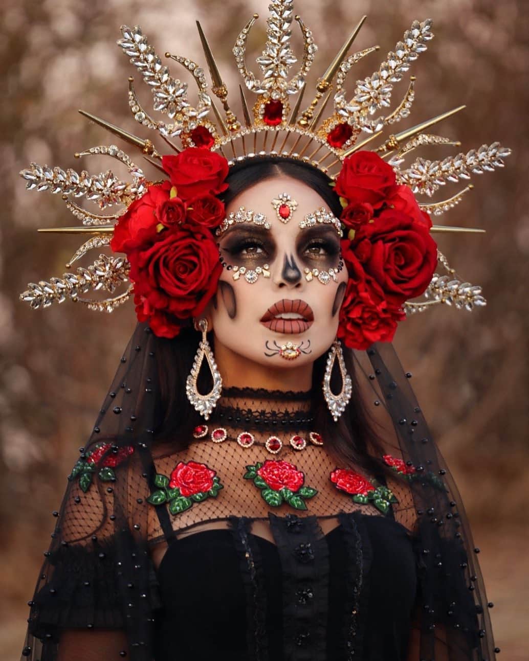 Smashboxのインスタグラム：「@lilylove213 & @iluvsarahii collaborated on this GORGEOUS Smashbox sugar skull look. Love to all those celebrating Dia De Los Muertos ♥️」