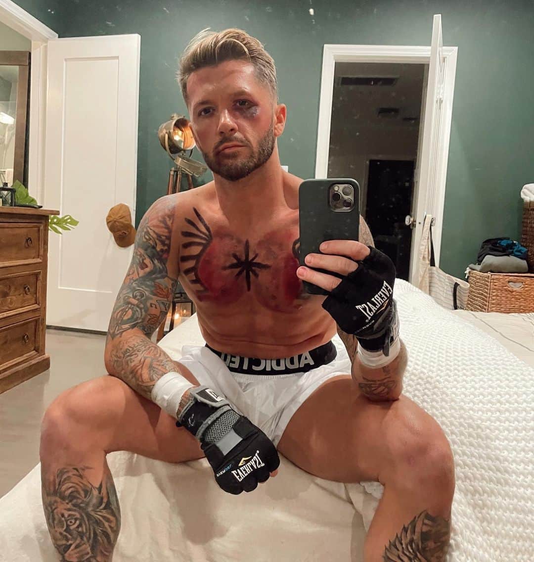 トラビス・ウォールのインスタグラム：「Get you a man who can do both #halloween2020」