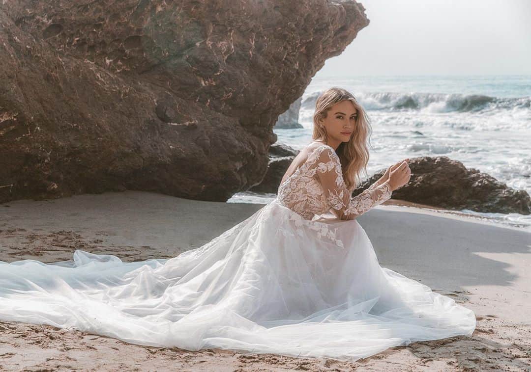ブリアナ・ホリーのインスタグラム：「last set post from magical @lurellybridal shoot 🕊」