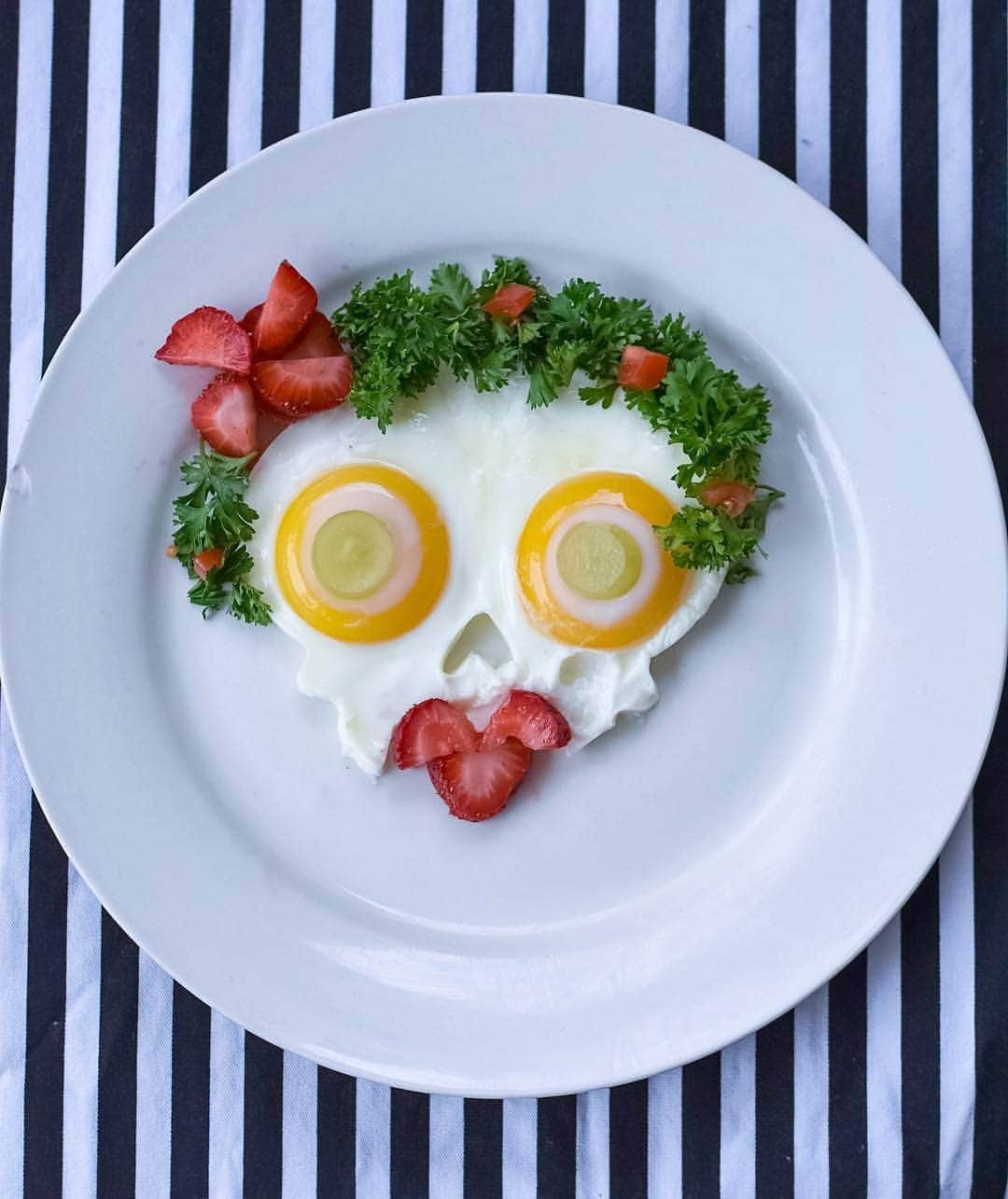 Eggs Conceptのインスタグラム：「CatrinEgg 🍳💀🌺 by 👉 @natujornet 👈 via @incredibleegg   #catrina #incredibleegg #eggsconcept  #diadelosmuertos #díadelosmuertos」