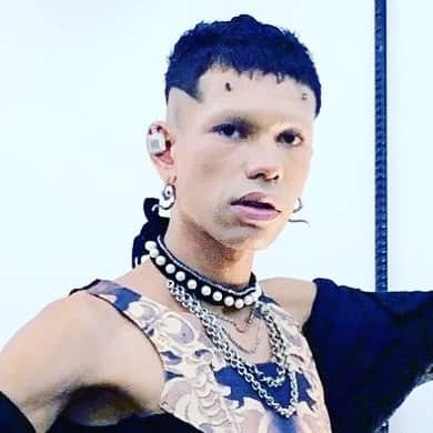 のインスタグラム：「Beware there are vampires 🧛‍♂️ 🧛‍♀️ amongst us in @ericksonbeamon chocker Posted @withregram • @mateoxpalacio ⛓ fashion is a vampiric thing, it’s why im always in black 🥀 . look by @eleenhalvorsen x @seks_5th_avenue  pearl choker by @ericksonbeamon 🖤」