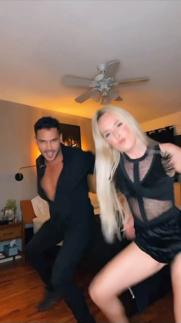 Nika Kljunのインスタグラム：「Cooling off your timeline with some 🌪 SPINS 🌪 before the election 🗳  #keepitpositive #letyourvoicebeheard #vote2020  . 💃🏼: @nikakljun🕺🏻: @williegomez 😉  🎧: #panpanpanpan @dennisdj  . #turns #spining #partnering #latindance #turns #salsaduo #latinmusic #afrofunk #funkmusic #reels #reelsinstagram #reel#dancersofinstagram #singerslife #dancevideos」