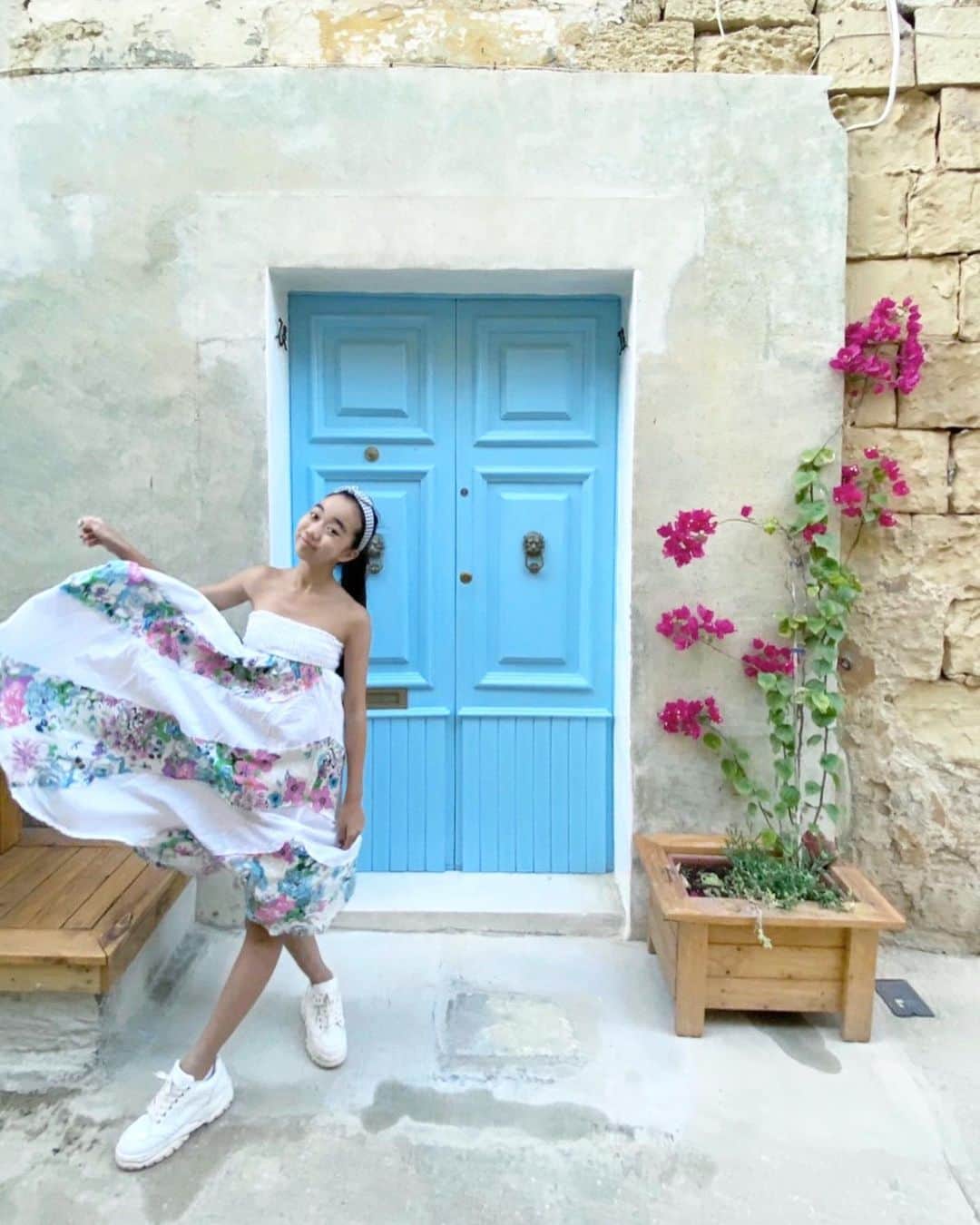 Laraのインスタグラム：「.  💙🤍 . 💙🤍  . . #malta #october2019 #🇲🇹」