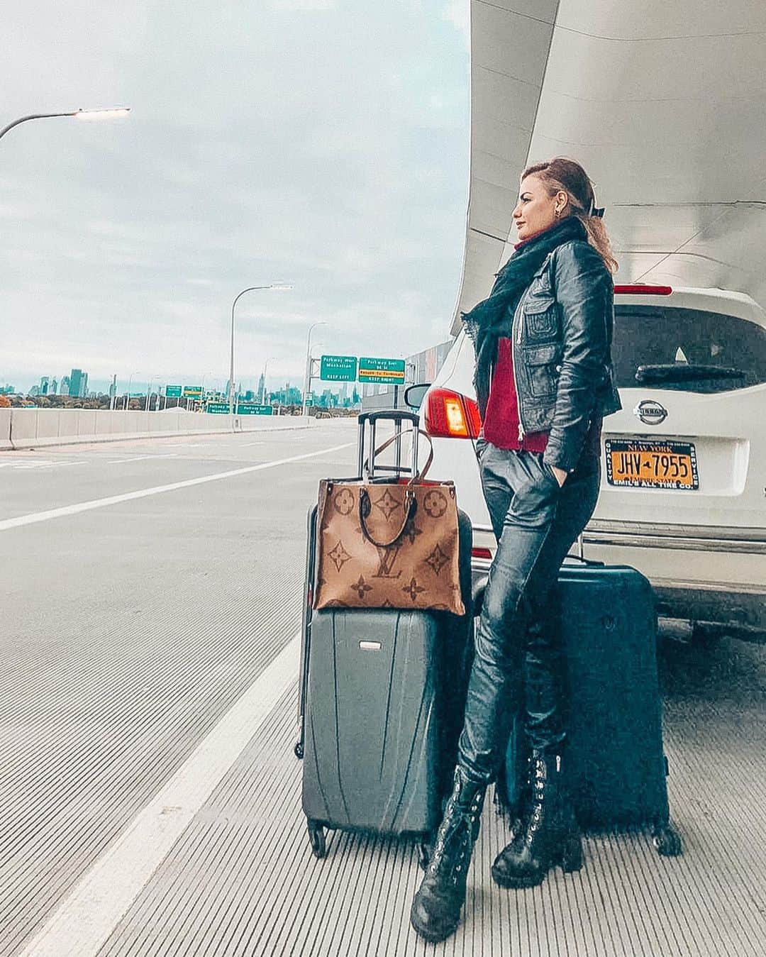 Anna Starodubtsevaさんのインスタグラム写真 - (Anna StarodubtsevaInstagram)「Bye Bye New York. I’ll be visiting,I promise 🙏❤️. ⠀ I’m so very excited to start new chapter of my life and I have a strong feeling like never before that I’m moving to the best possible place considering personal and professional goals I have in mind. ⠀ New York gave me sooo so much! So much fun,so many opportunities,so much struggles,so many amazing friends and experiences. It was hell of a roller coaster for 14 years.The best and the worst times of my life. I squeezed everything from this place. I don’t feel sad or scared about leaving NY at all,I’m very very excited about my new journey. I remember few years back I spent entire summer in Bali.I didn’t have intention to stay for 4 months at first,but the island just didn’t let me go and I was changing my return ticket for 3 times!!!Last one was with open date 🤪. ⠀ One morning I woke with strong feeling “I’m done” ,time to go home. And I flew back home few days later. My home was New York at that time. ⠀ I have exactly the same feeling now. I’m done. It’s time to go home...and home is where your heart is ❤️. ⠀ P.S. my business is still in NY. There are some changes and new people coming in,but I’m not leaving this child for a while.And Im also planning to open up another one in Dallas.So stay tuned my friends.Lots of exciting news are coming up as soon as I settle in and get some rest from this very stressful move ❤️. ⠀I’d like to say thank you to all amazing people who took their time to send me nice messages with warm wishes.I really appreciate every single one of them ❤️,your support means the world to me 🙏. ⠀🇷🇺🇷🇺🇷🇺. В общем поехала я 😀🙌. Сегодня почему-то захотелось выразить все мысли на английском,я думаю что буду чаще разбавлять свою русскоязычную ленту.Переводите текст, практикуйтесь,друзья😘. Хочу лишь сказать огромное спасибо за ваши сообщения которыми завален мой Директ. От души,дорогие мои благодарю вас за напутствия и поддержку,это так много для меня значит 🙏. Немного отдохну после переезда,освоюсь на новом месте и обязательно расскажу вам о своих планах на будущее,а их как вы понимаете очень много,у меня по-другому быть не может 😊🙌. Спасибо моя дорогая @elena___efimova  за тёплые」11月2日 4時50分 - anyastar