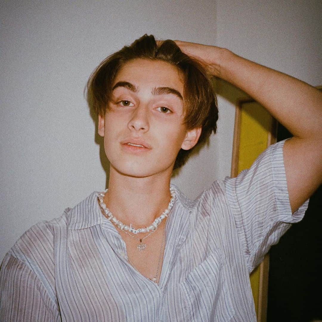 ジョニー・オーランドのインスタグラム：「me for @lyfstyl ☁️」