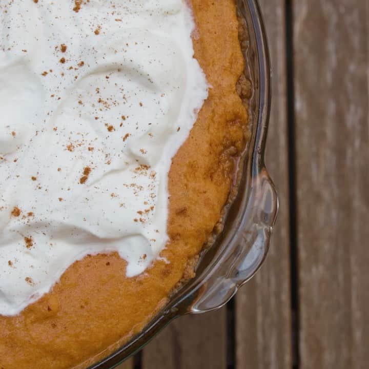 福原かれんのインスタグラム：「2 alien abductees make Pumpkin Chiffon Pie 🎃👽🛸」
