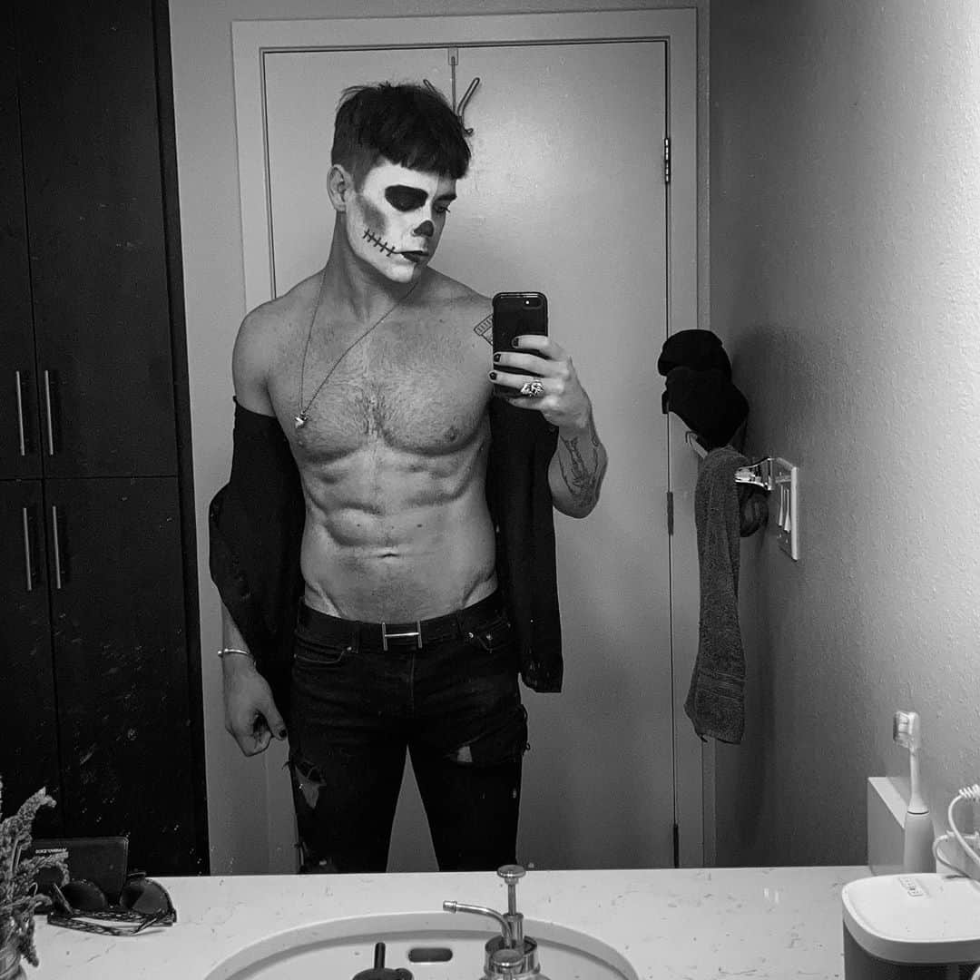 レオン・エルスのインスタグラム：「Where there is no imagination there is no horror. #halloween2020」
