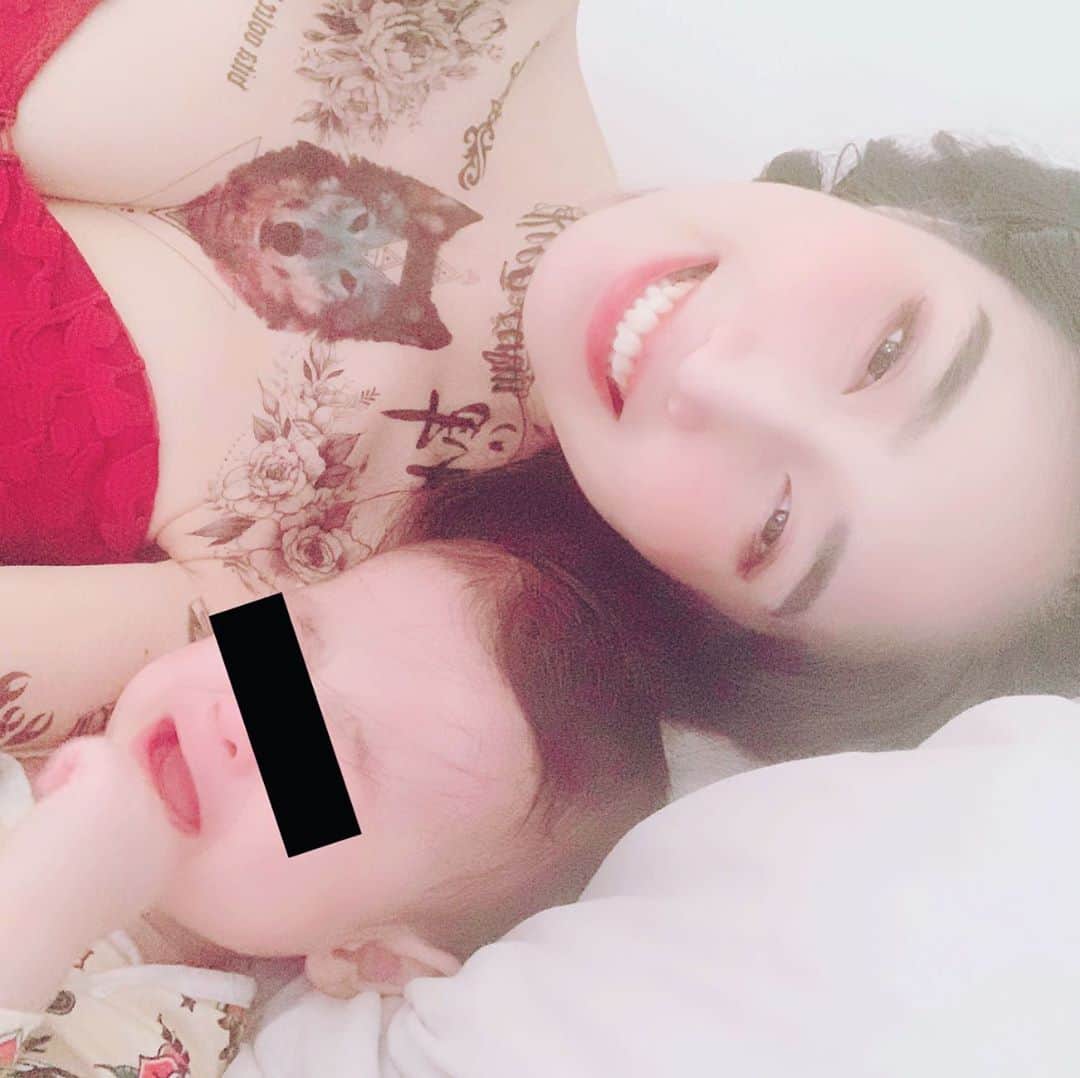 のインスタグラム：「いつもと柄の違う私に怯える我が子ちゃん #baby #7monthsold #7monthsbaby #tatoo #tatoogirl #赤ちゃん　#生後7ヶ月 #0歳　#0歳7ヶ月 #号泣　#我が子ちゃん」