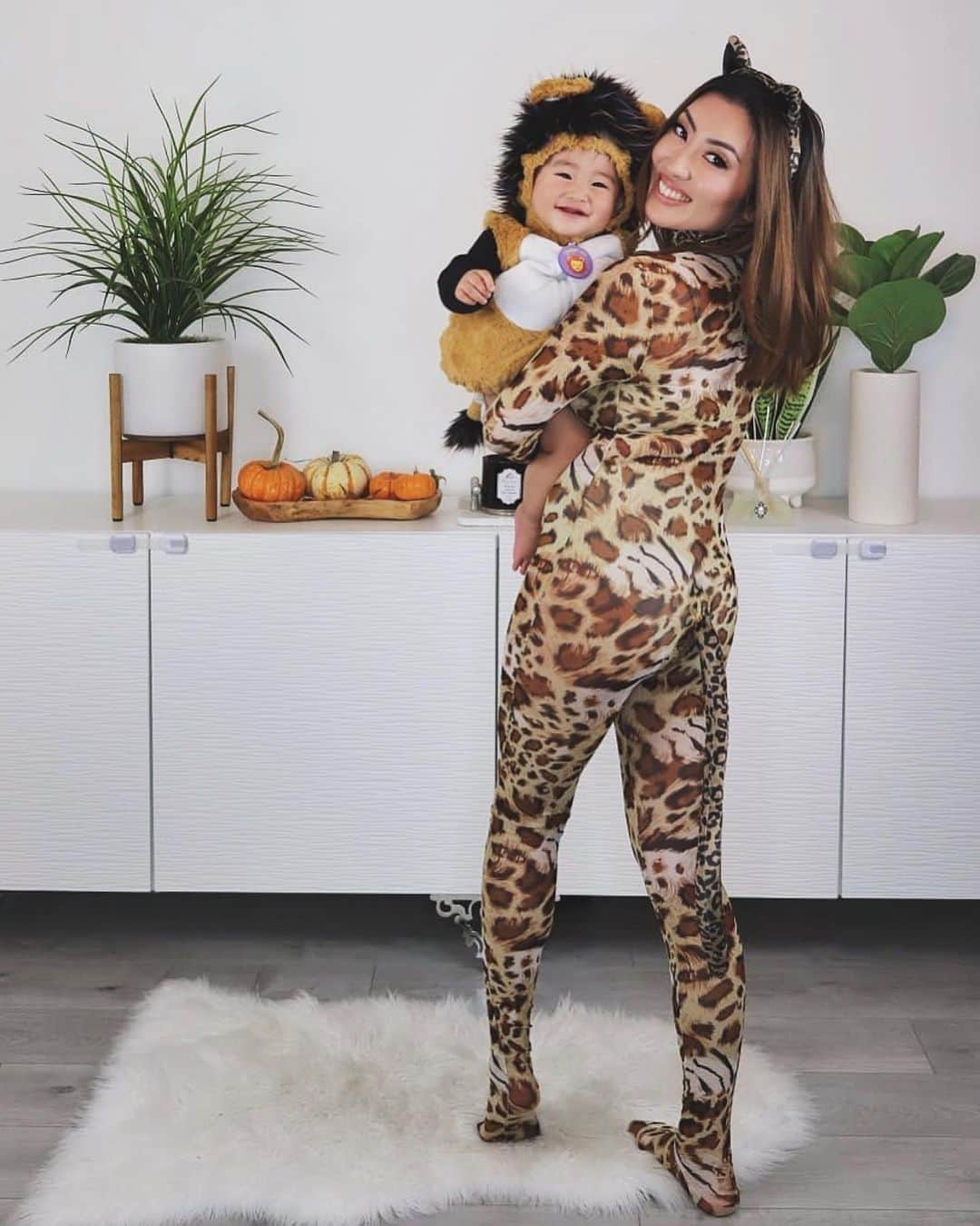 MayaTのインスタグラム：「First Halloween with my mini🦁  #halloween #momlife #babygirl」