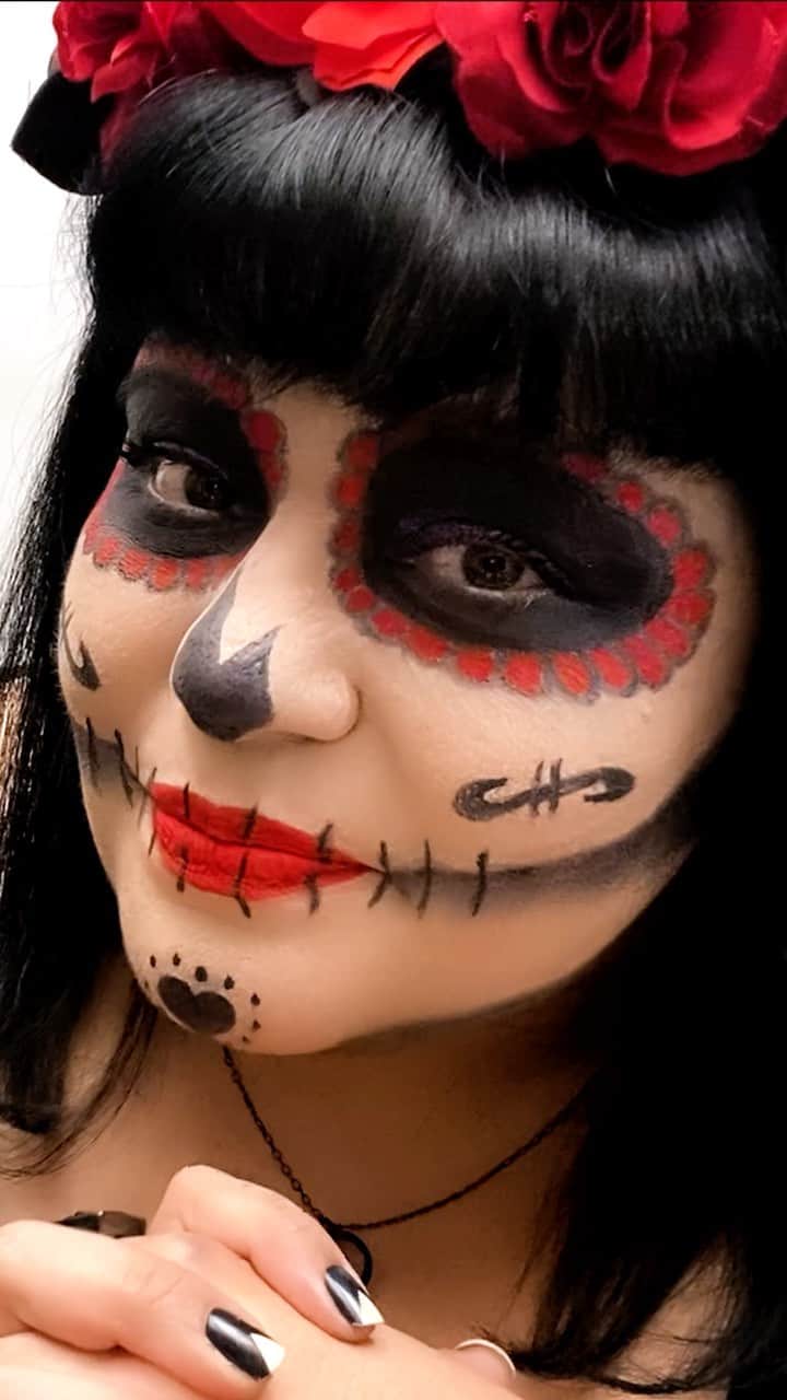 Smashboxのインスタグラム：「Our own @agentdinah creates a Smashbox sugar skull look for all who are planning to celebrate Dia De Los Muertos!💀♥️」