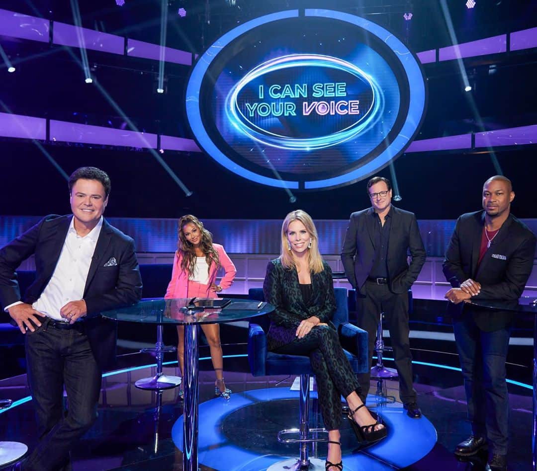 のインスタグラム：「Had such a good time last Wednesday @seeyourvoicefox @foxtv And I’m back this Wednesday!! So be sure to catch me THIS Wednesday on #ICanSeeYourVoice at 9/8c on FOX after #TheMaskedSinger. It’s gonna be fun! Again! @kenjeong @_cherylhines @adriennebailon @finessemitchell @donnyosmond」