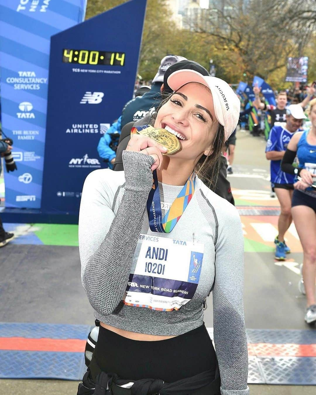 アンディ・ドーフマンさんのインスタグラム写真 - (アンディ・ドーフマンInstagram)「Sad that this moment of crossing that finish line isn’t happening again this year but also can’t help but look at this photo and feel fortunate to see something for the first time: a foundation of strength. ⁣ ⁣ Yes, I know all I seem to do anymore is run and yes, I’ll admit that I have become one of those “crazy runners” I always used to look at with skepticism and curiosity. The truth is, running has taught me more than anyone will ever know, and this year especially, it is running (and that foundation of strength) that has shown me that it is during the toughest of times, when everything seems a mess and you have no idea what to do ... you must keep moving forward. ⁣ ⁣ Thank you @robertomandje for being my best running mate and showing me the beauty of this sport and the strength I didn’t know I had. I wish we were out there today cranking a sub 4 out but I hope soon my friend, until then .... legs go #andorfins」11月2日 5時05分 - andidorfman