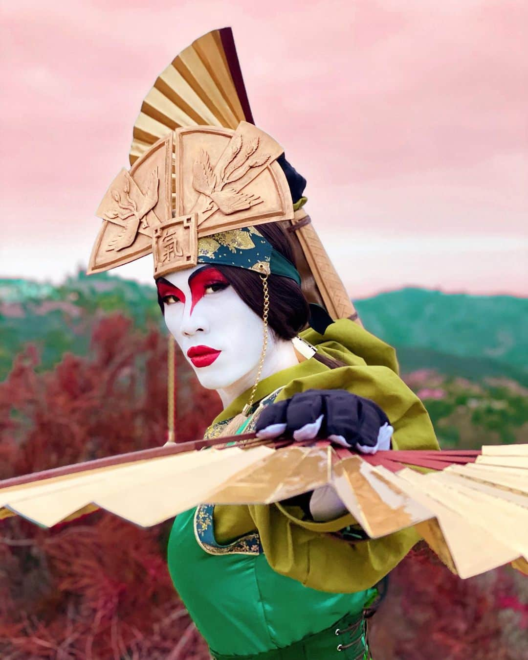 ユージン・リー・ヤンのインスタグラム：「I hope my Avatar cosplays sparked a little joy. What should I do next year?  #Kyoshi #Halloween 🎃 Costume by @mystical.unicorn.studio  Makeup & Hair by @ariannachayleneblean」