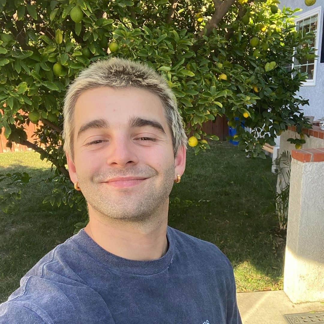 のインスタグラム：「What a week to have been alive^^ The sheer fact that we are here, that you made it, that you get a human body space suit to hurtle through space in. IT IS A WONDERFUL LIFE FAM I LOVE U」
